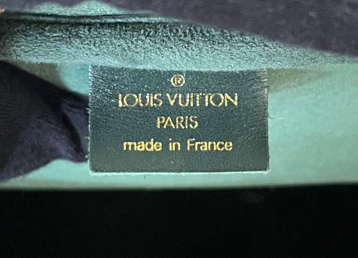 Louis Vuitton Kendall PM Taiga (Dunkelgrün)