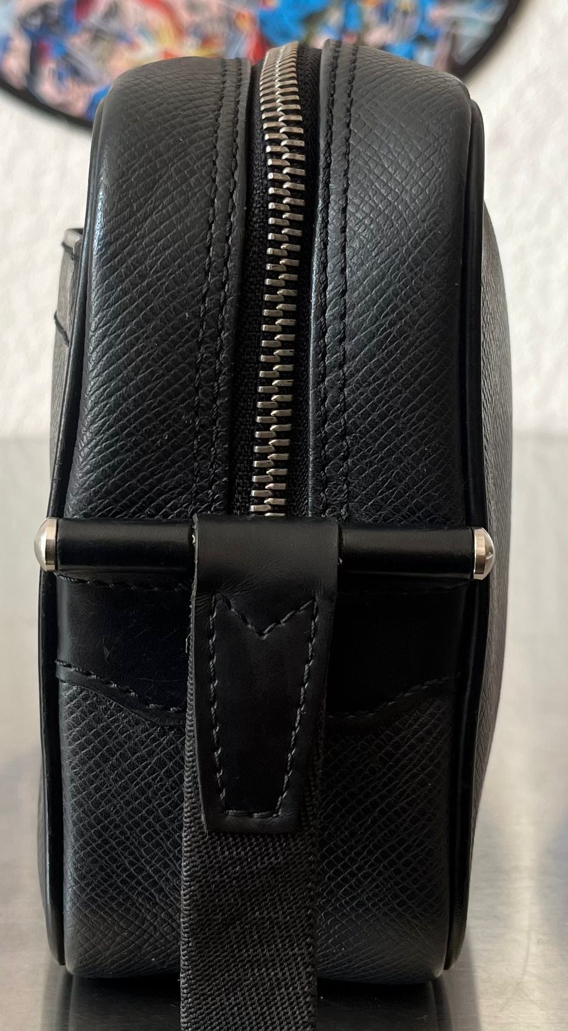 Louis Vuitton Karga Taiga Leder