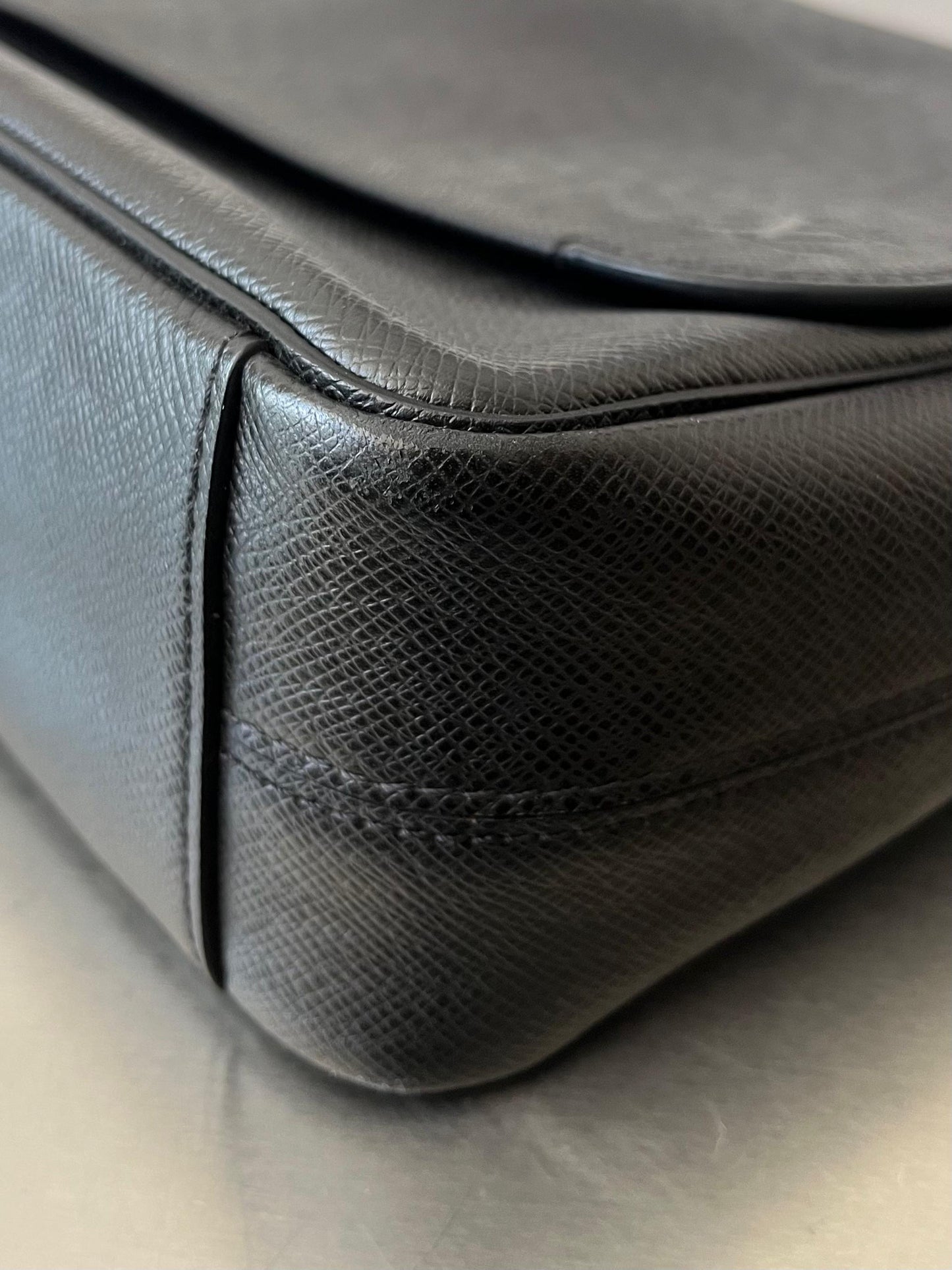 Louis Vuitton Roman MM Taiga Messenger