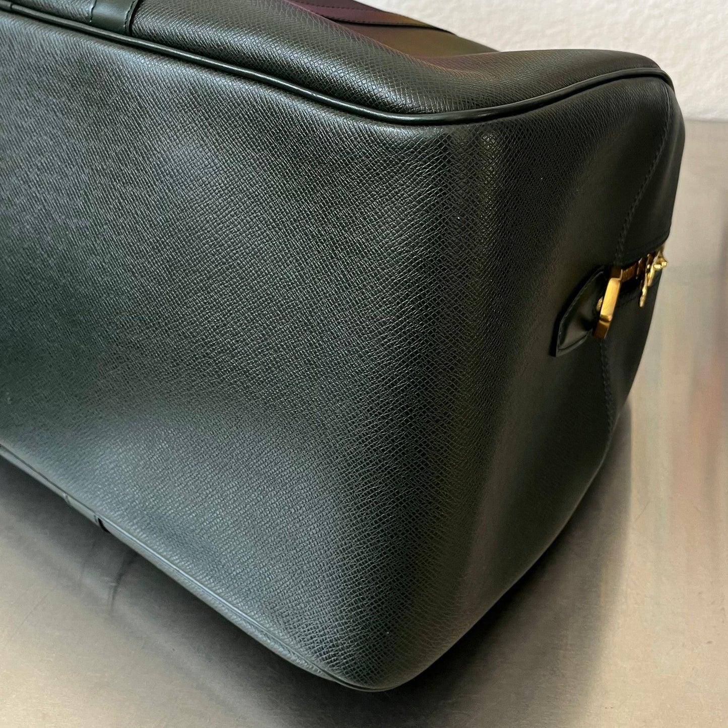 Louis Vuitton Kendall PM Taiga (Dunkelgrün)