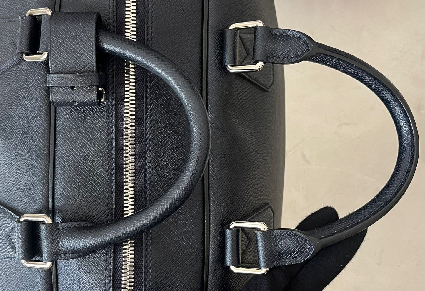 Louis Vuitton Neo Kendall Taiga Leder (dunkelblau)