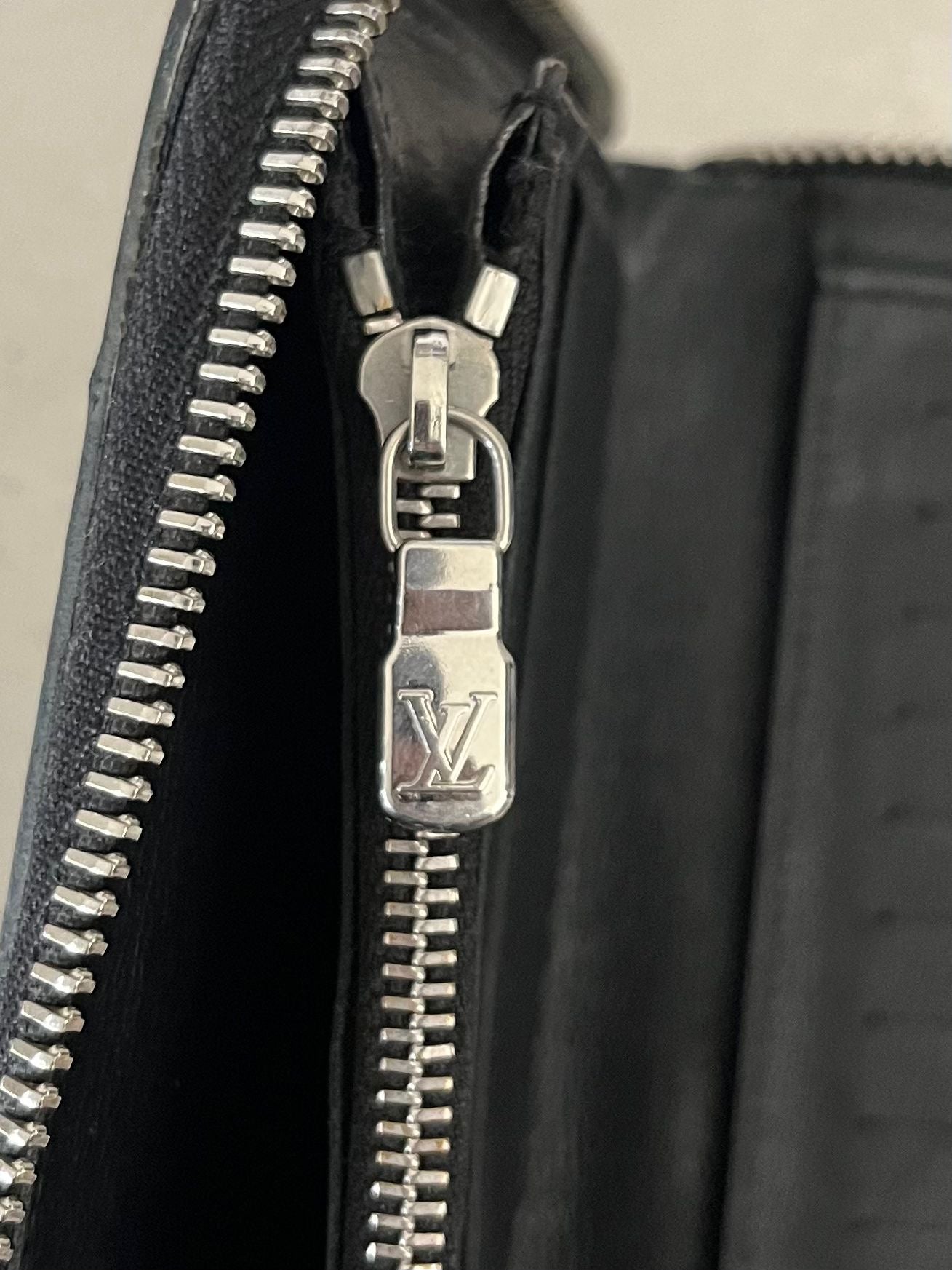 Louis Vuitton Zippy Vertical Taurillon Leder