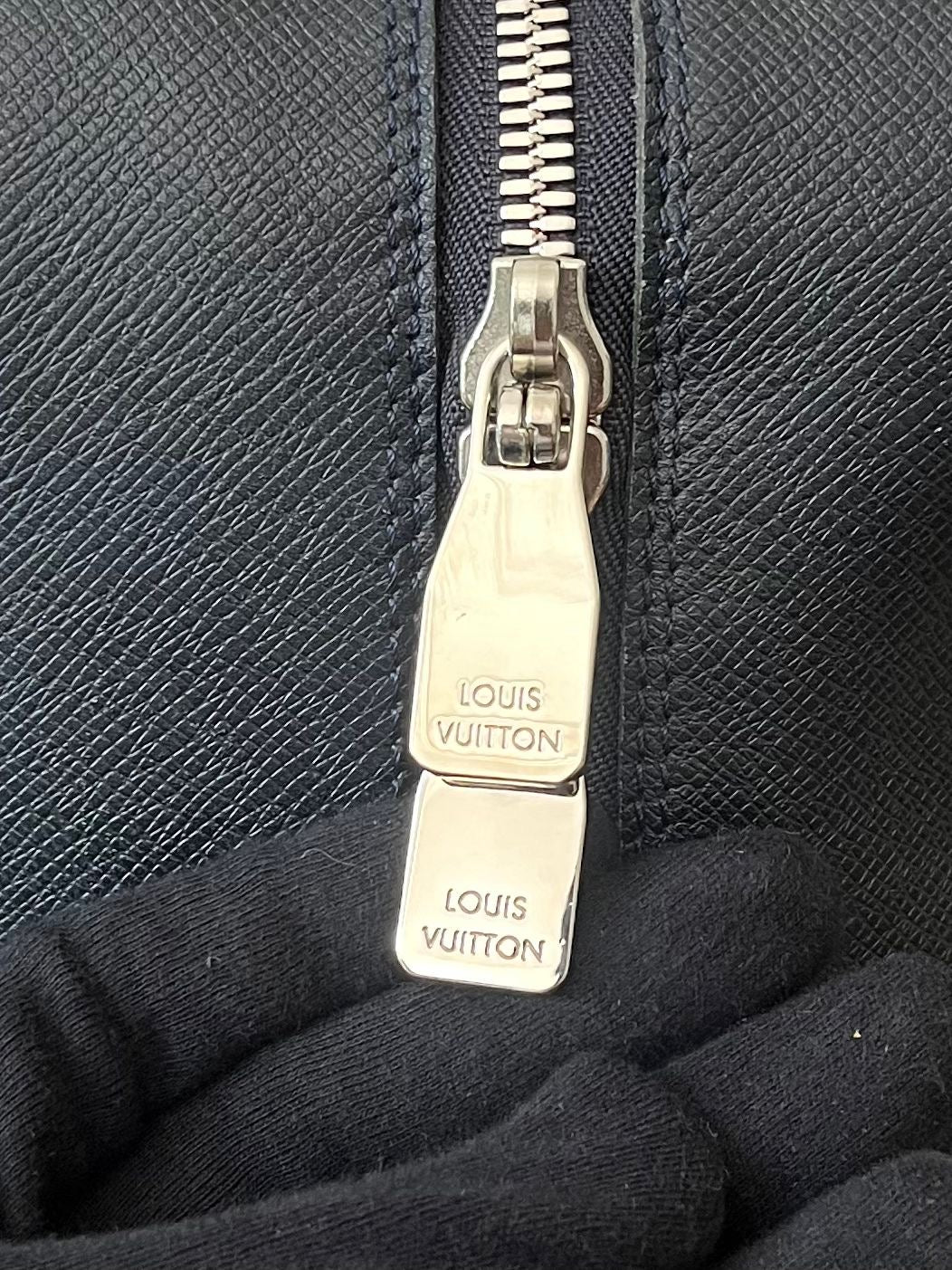 Louis Vuitton Neo Kendall Taiga Leder (dunkelblau)