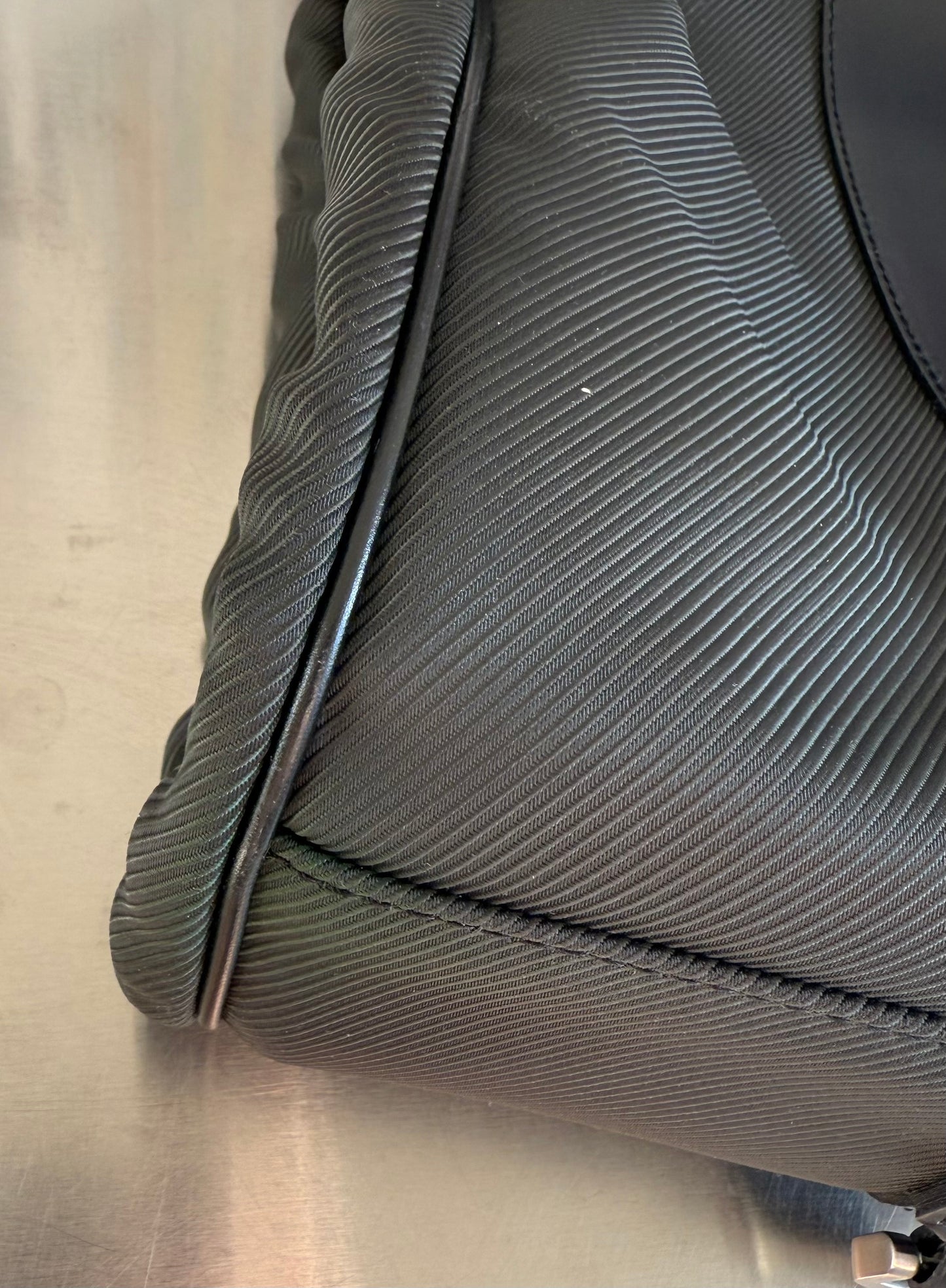 Louis Vuitton Taiga Gibeciere Kleidersack