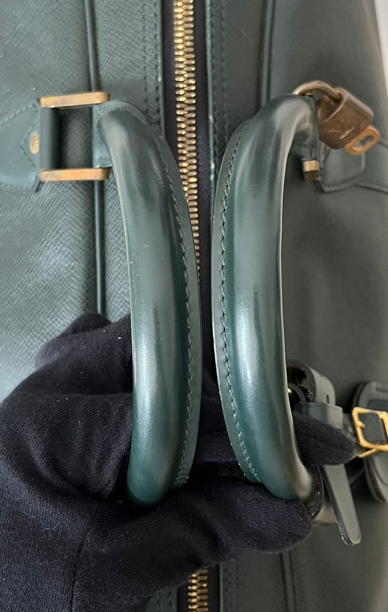 Louis Vuitton Kendall PM Taiga Leder