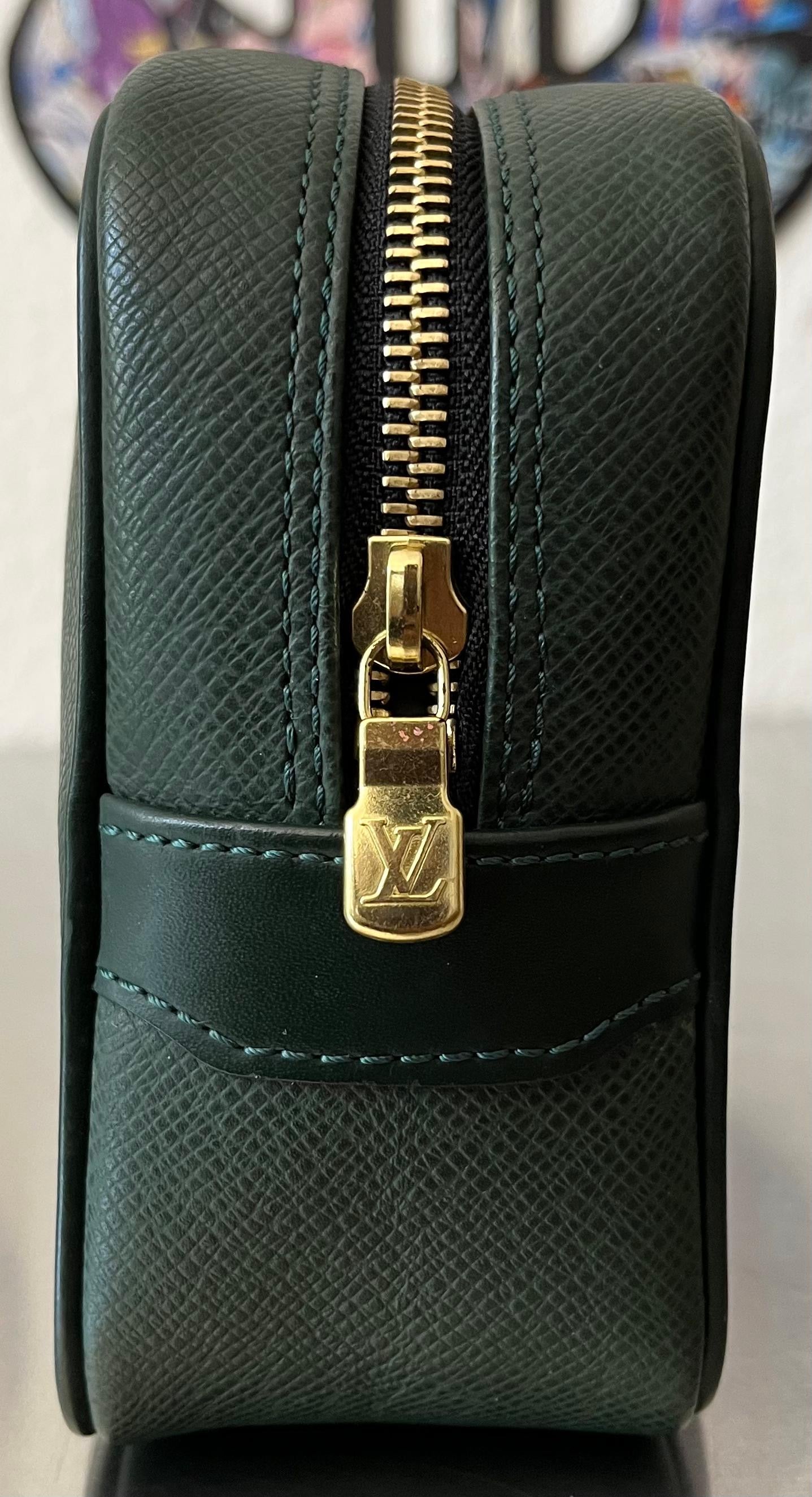 Louis Vuitton Karga Taiga Leder