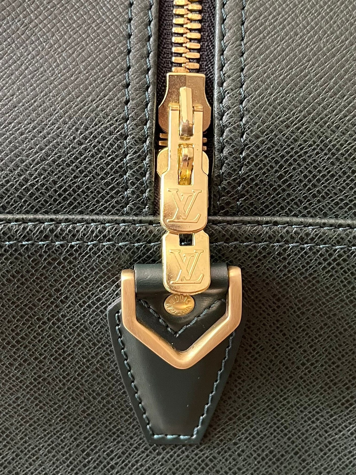 Louis Vuitton Kendall PM Taiga Leder