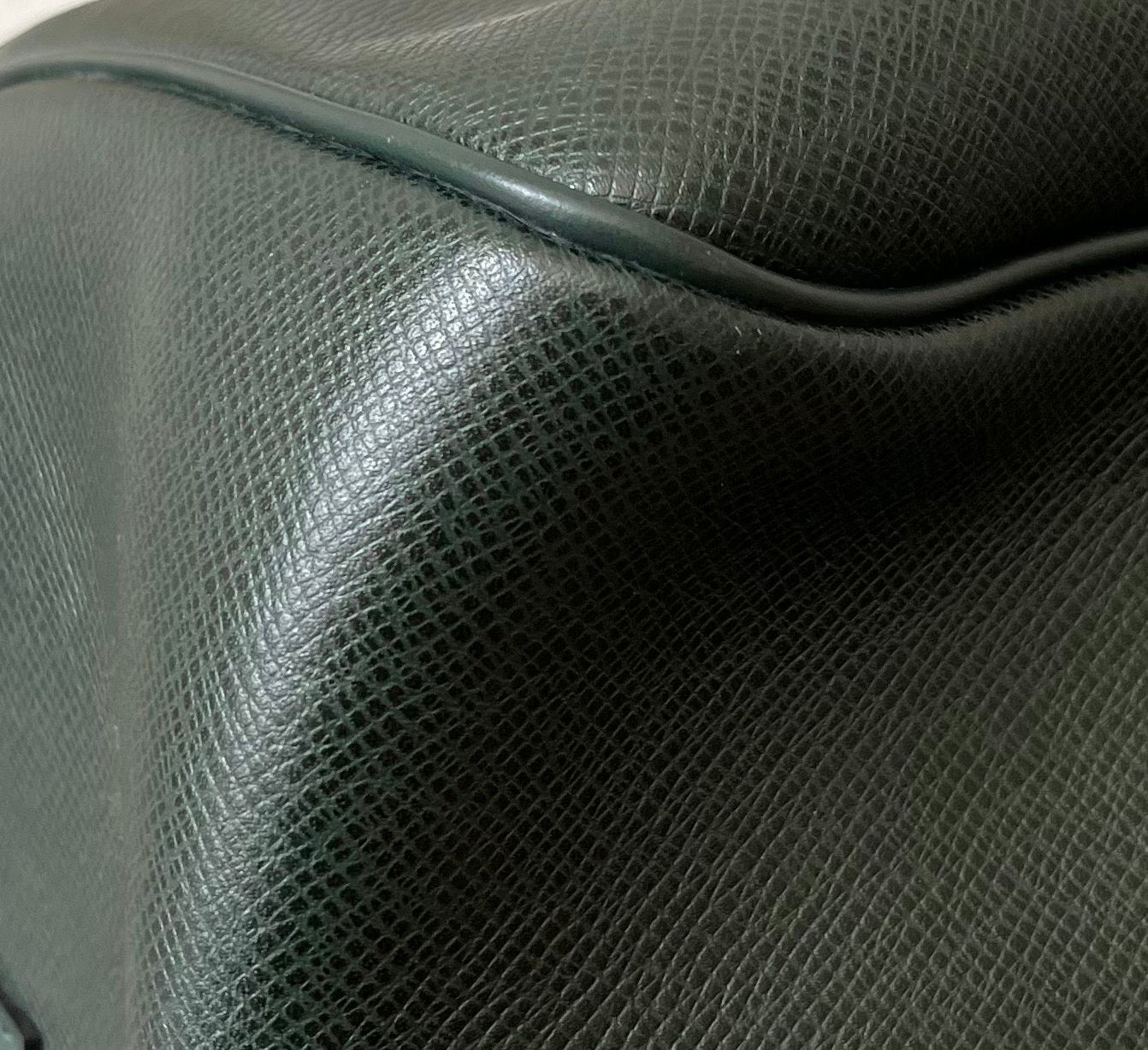 Louis Vuitton Kendall PM Taiga Leder