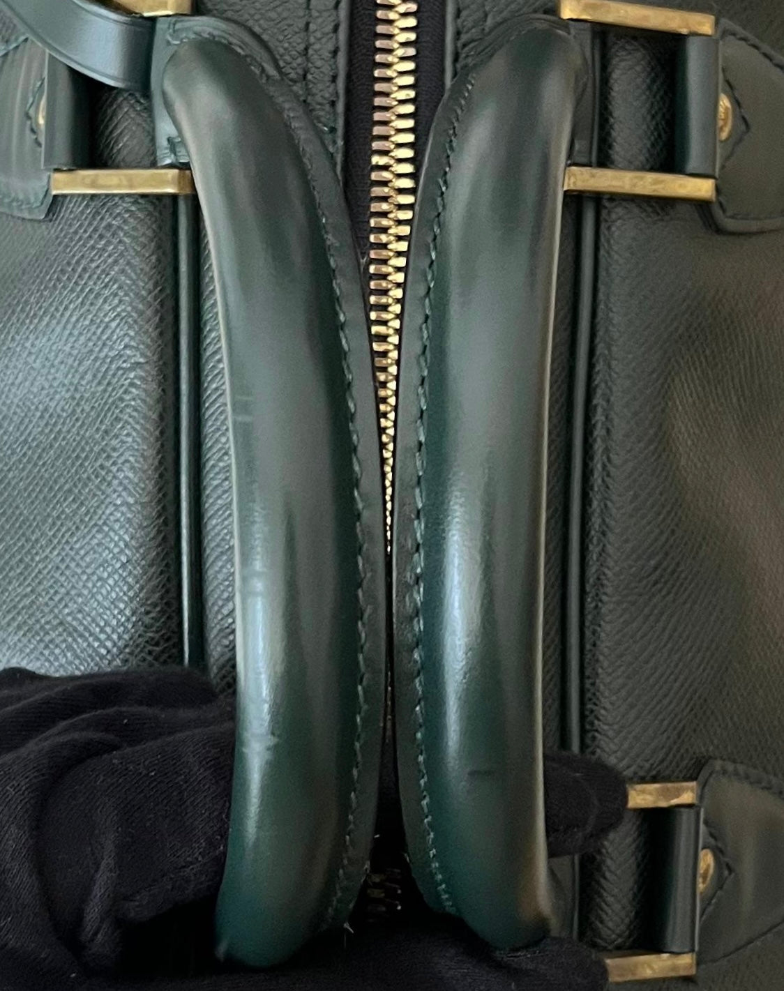 Louis Vuitton Kendall PM Taiga Leder