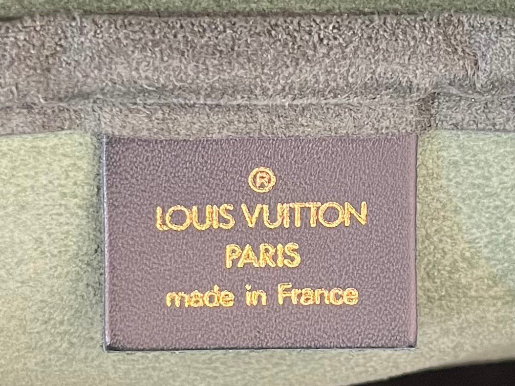 Louis Vuitton Kendall PM Taiga Leder