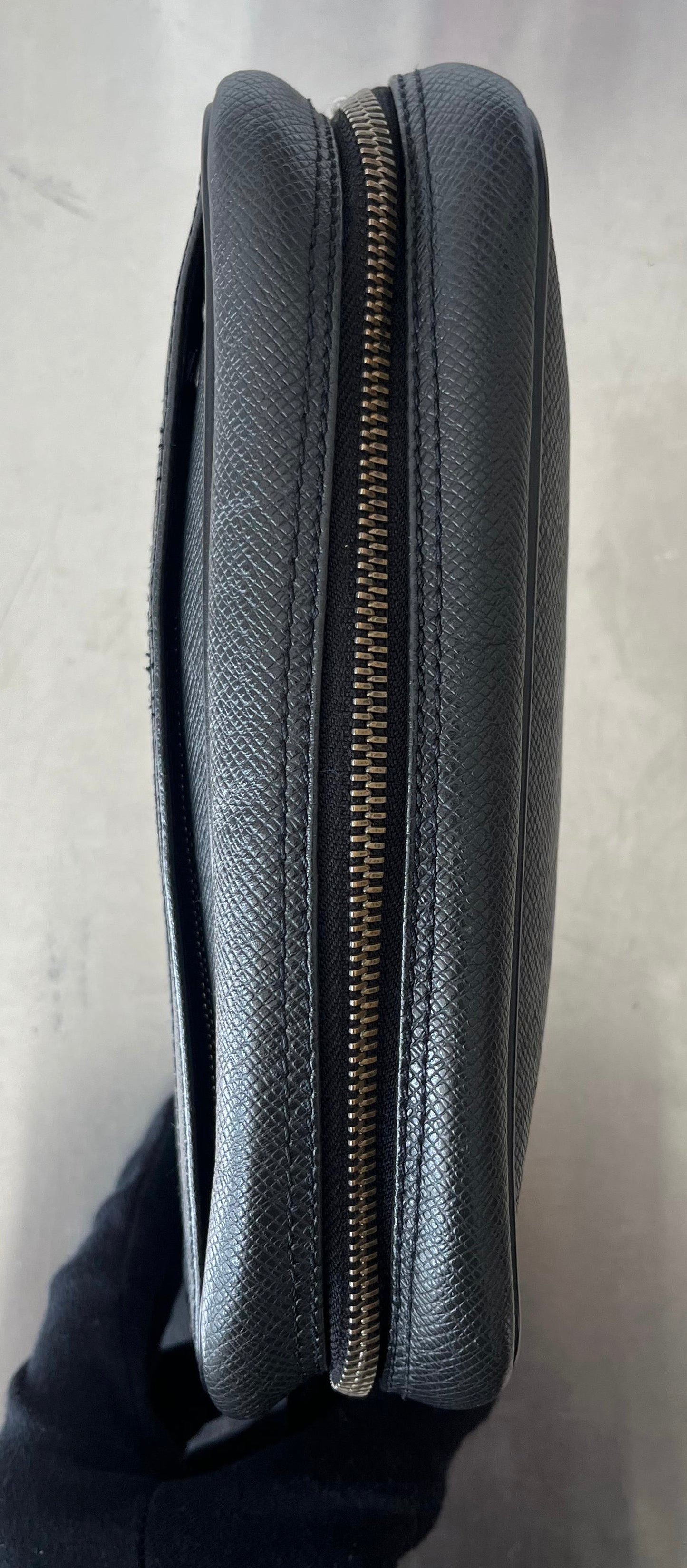 Louis Vuitton Karga Taiga Leder