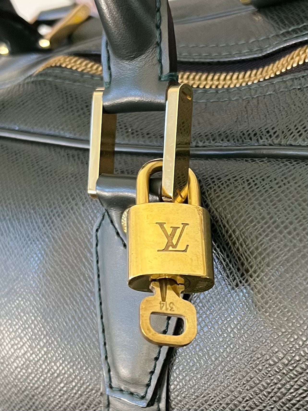 Louis Vuitton Kendall GM Taiga Leder