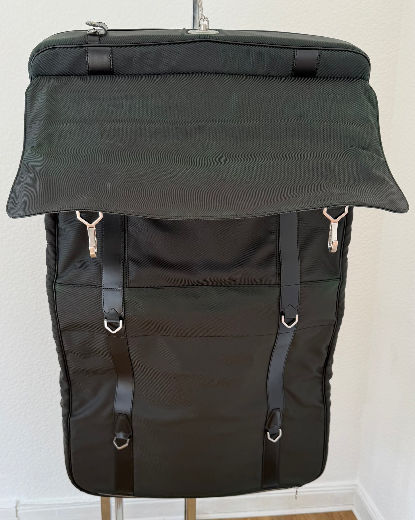 Louis Vuitton Taiga Gibeciere Kleidersack