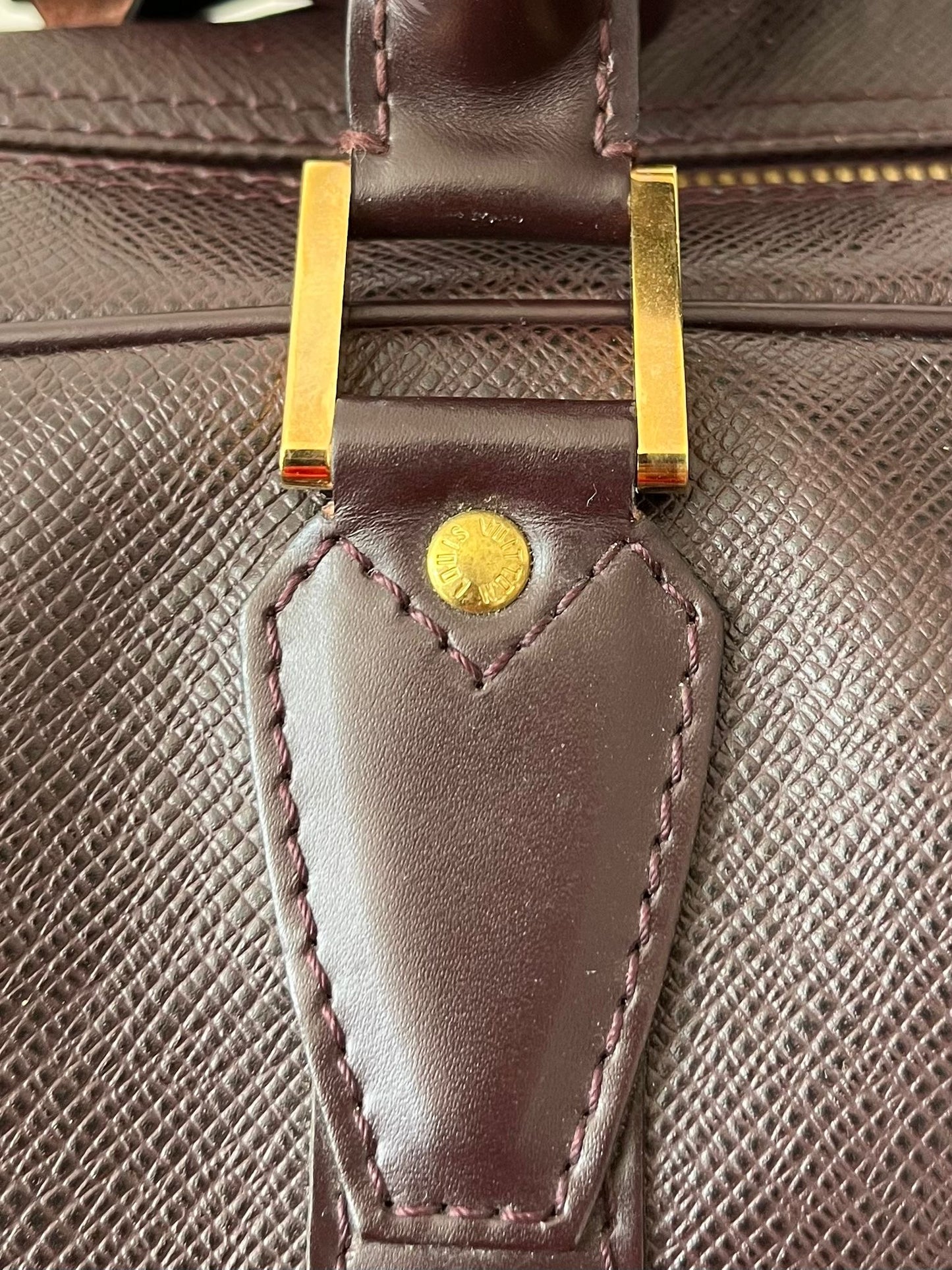 Louis Vuitton Kendall PM Taiga Leder