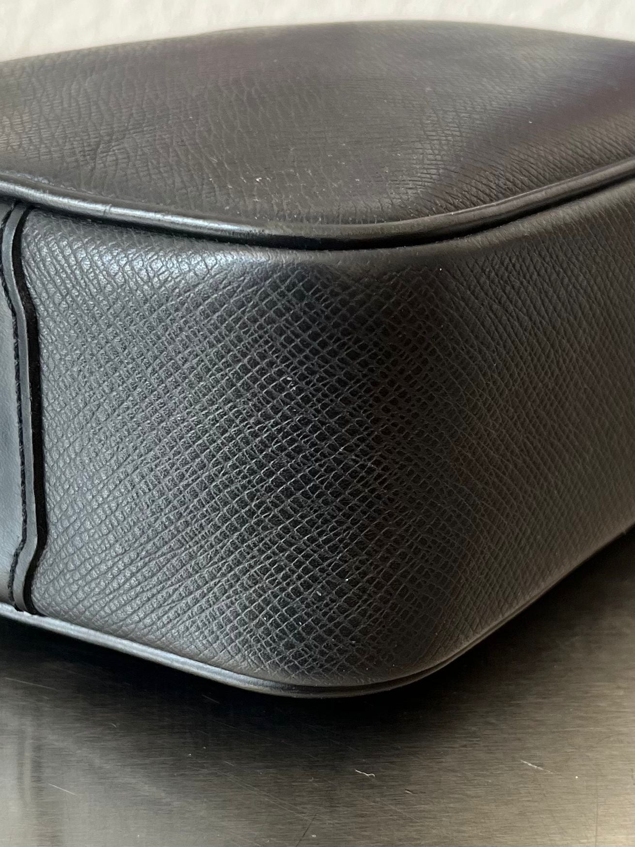 Louis Vuitton Karga Taiga Leder