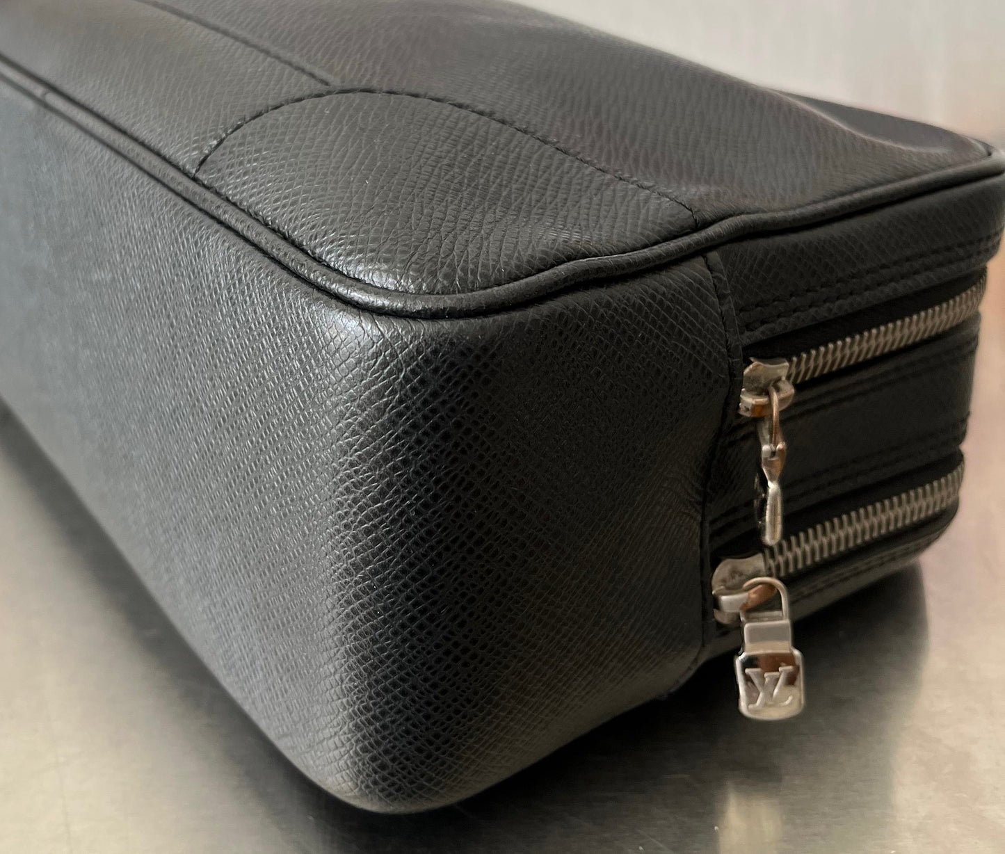 Louis Vuitton Pavel Taiga Leder