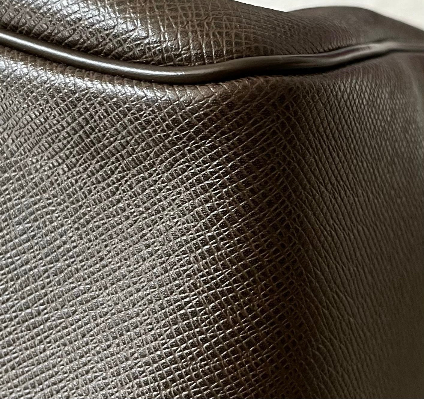 Louis Vuitton Kendall PM Taiga Leder