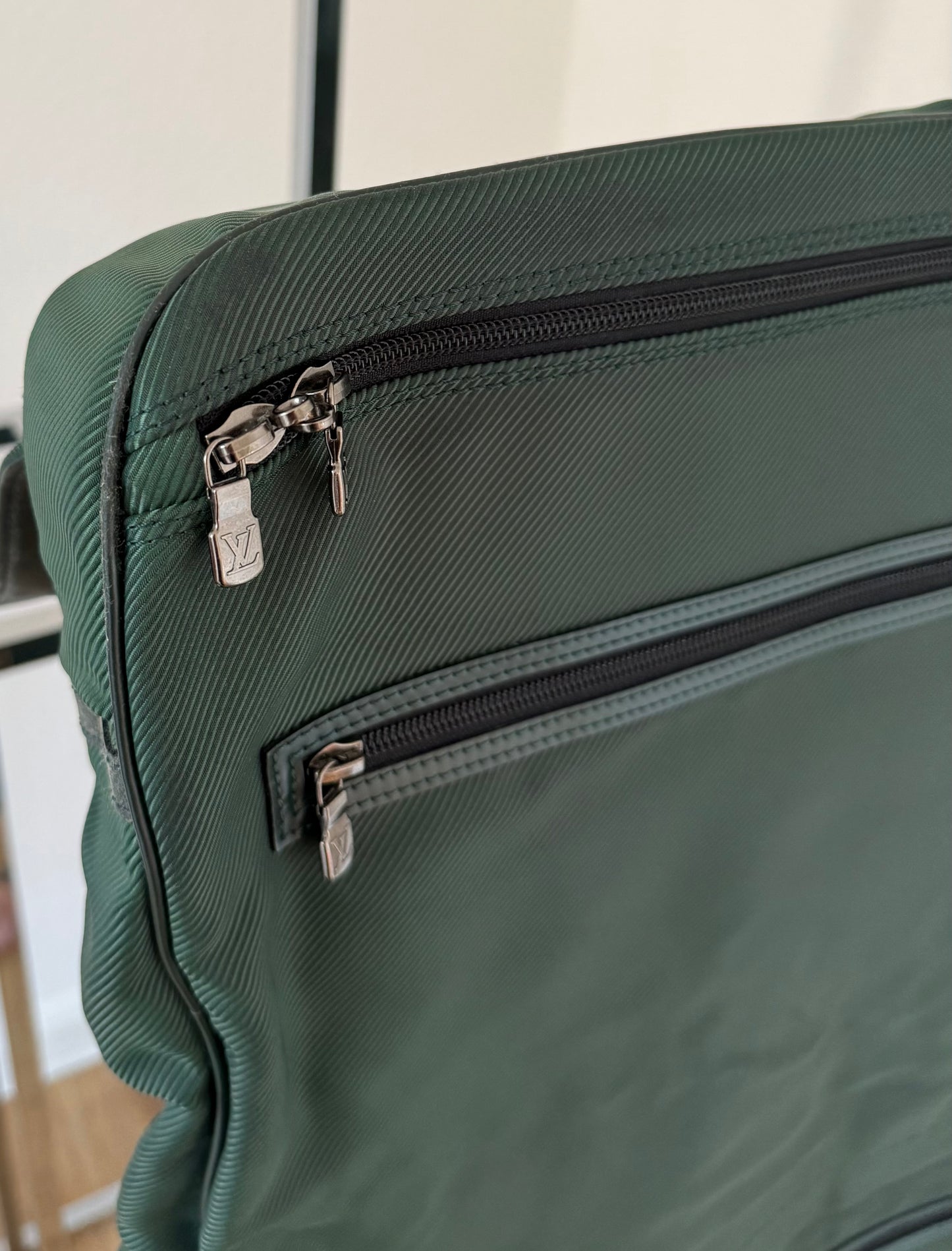 Louis Vuitton Taiga Gibeciere Kleidersack
