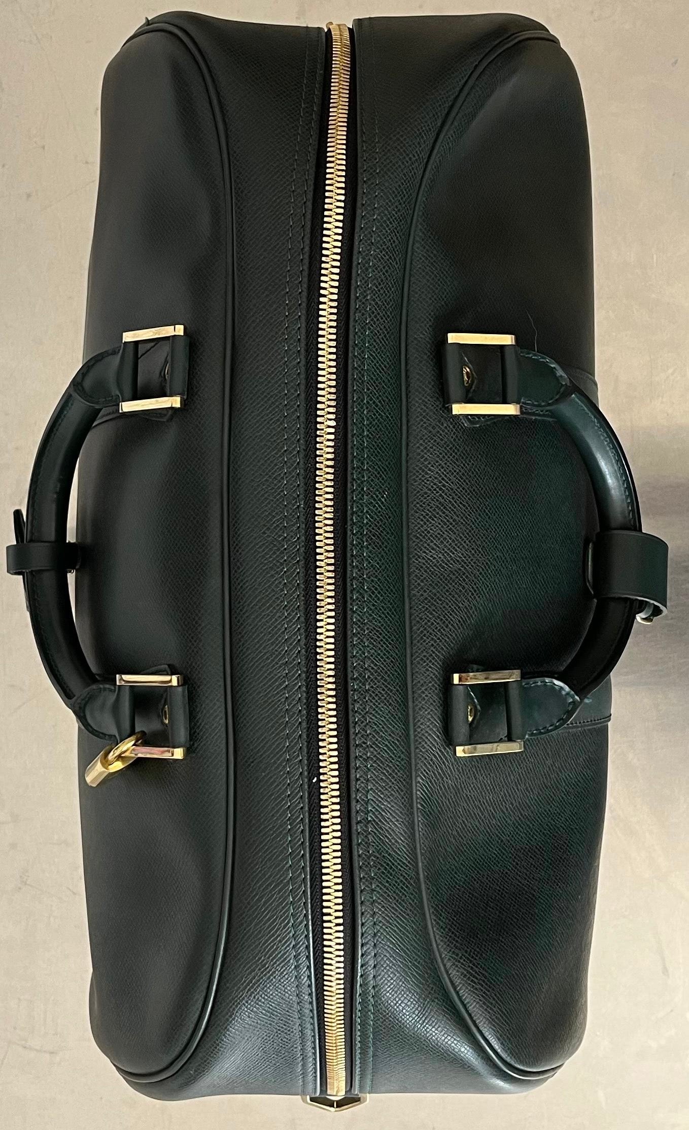 Louis Vuitton Kendall PM Taiga Leder