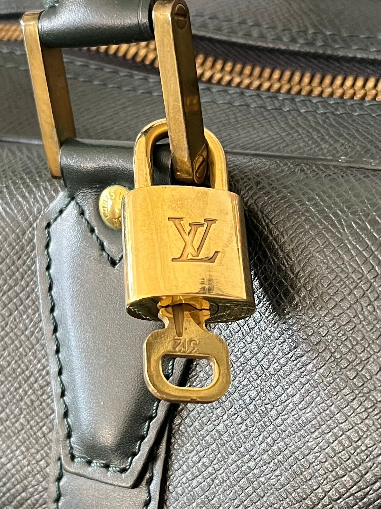 Louis Vuitton Kendall PM Taiga (Dunkelgrün)