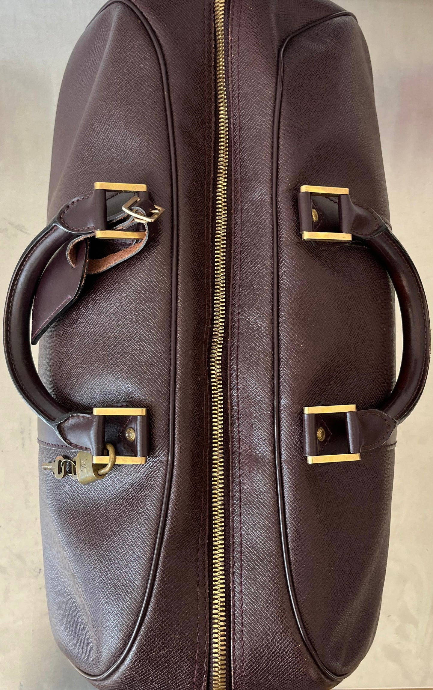 Louis Vuitton Kendall PM Taiga Leder