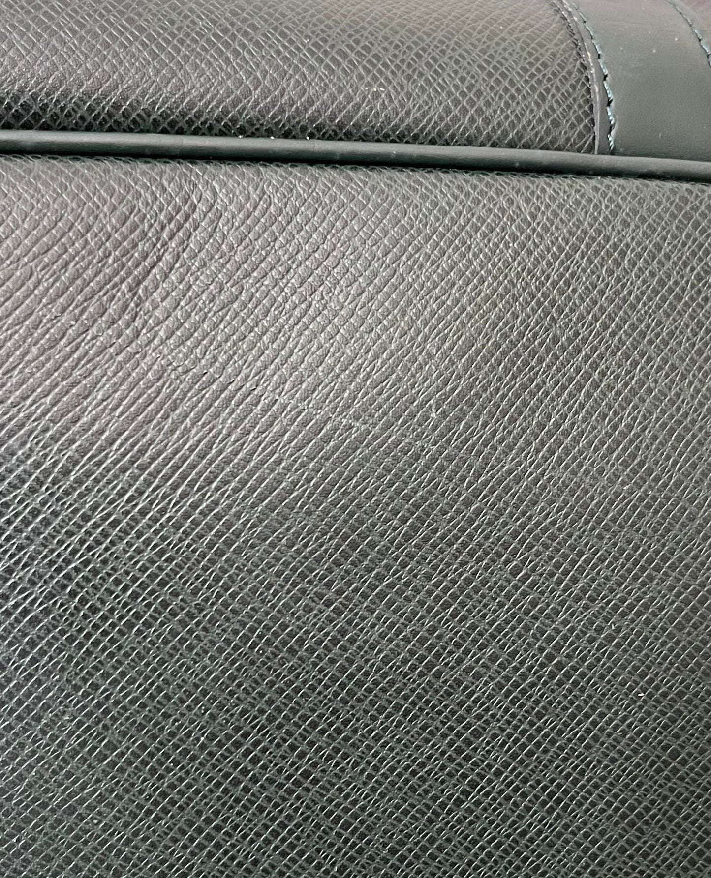 Louis Vuitton Kendall PM Taiga Leder