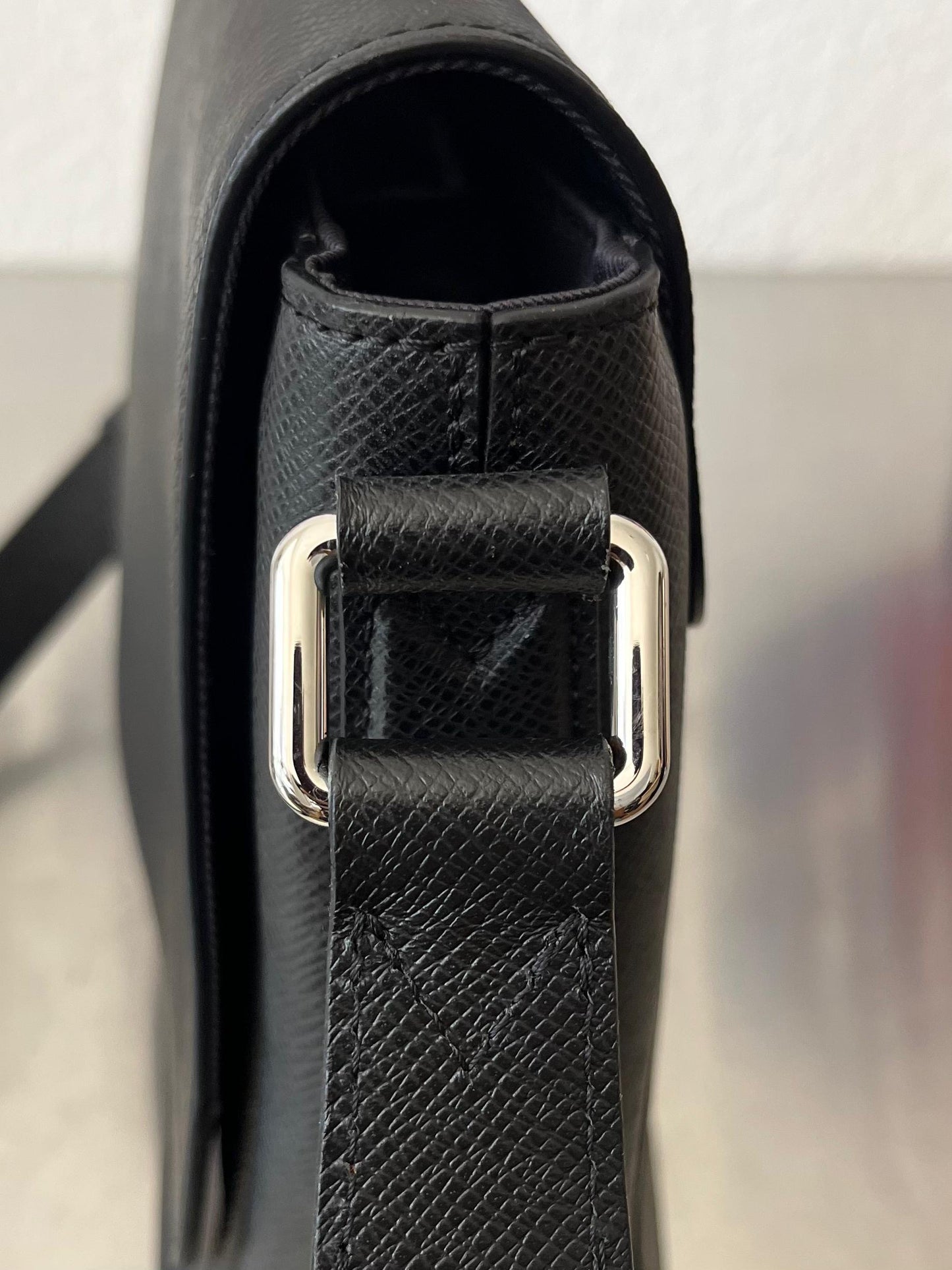 Louis Vuitton Roman MM Taiga Messenger