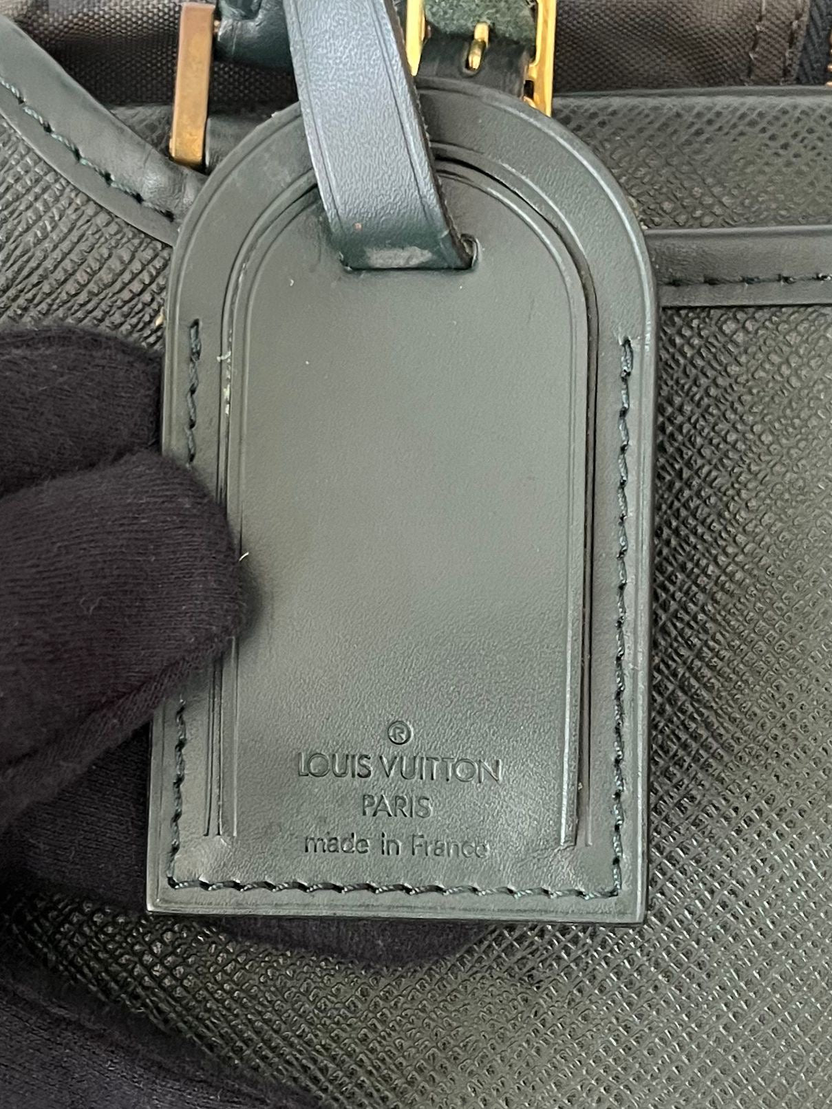 Louis Vuitton Taiga Bering Kleiderhülle