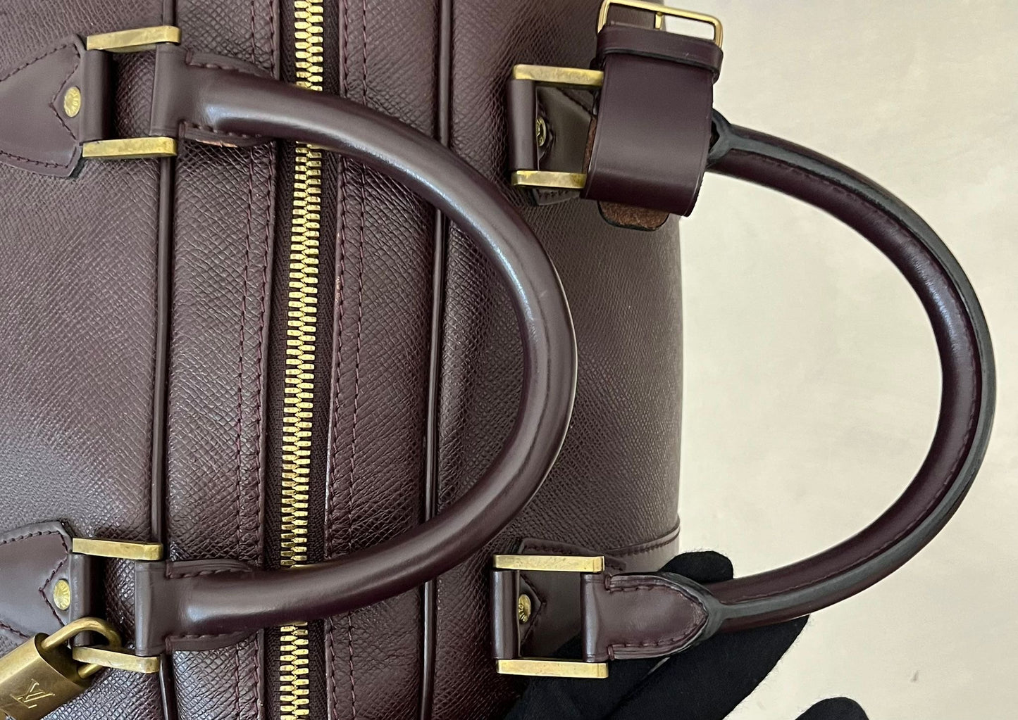 Louis Vuitton Kendall GM Taiga Leder