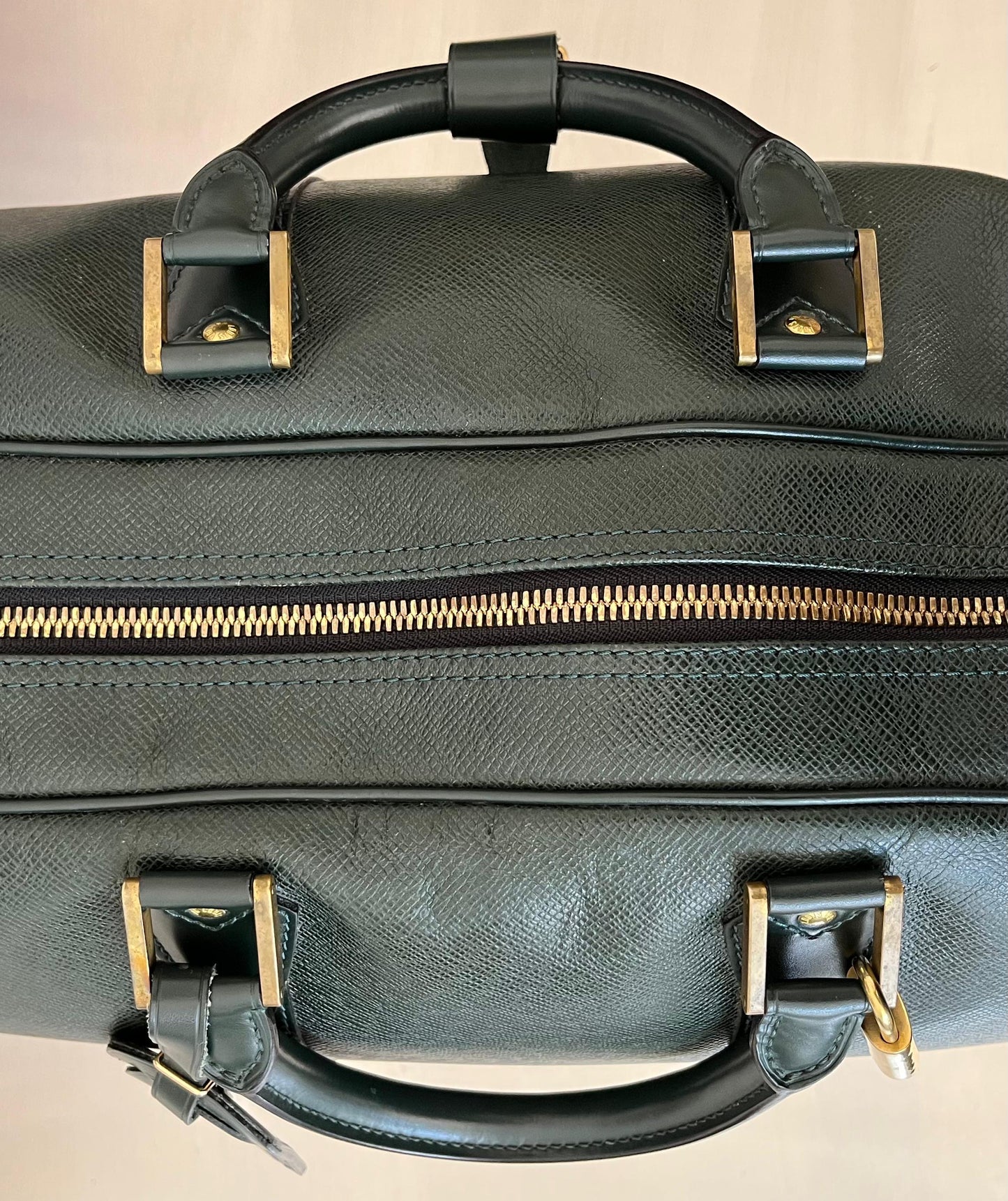 Louis Vuitton Kendall PM Taiga Leder