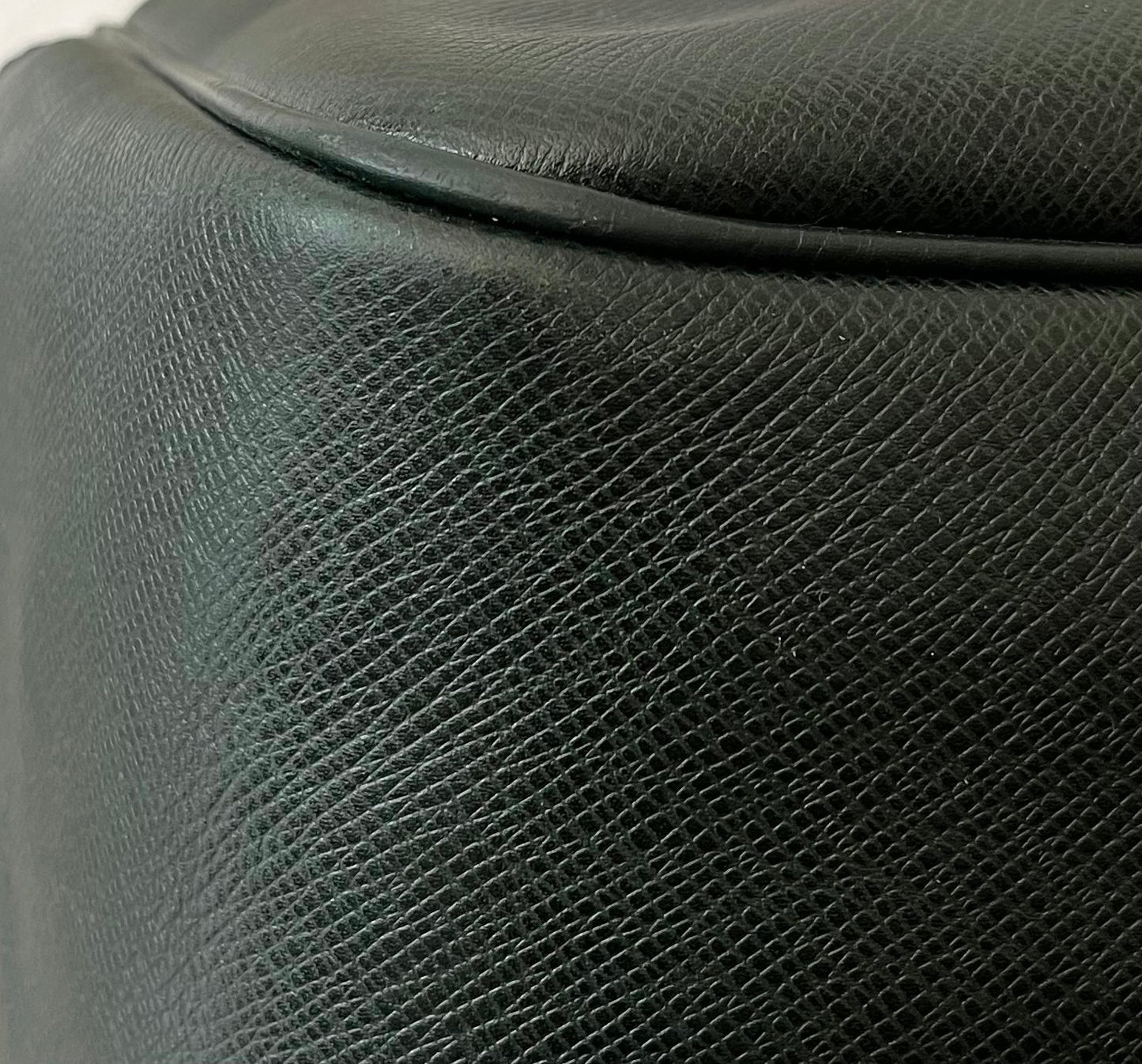 Louis Vuitton Kendall PM Taiga Leder