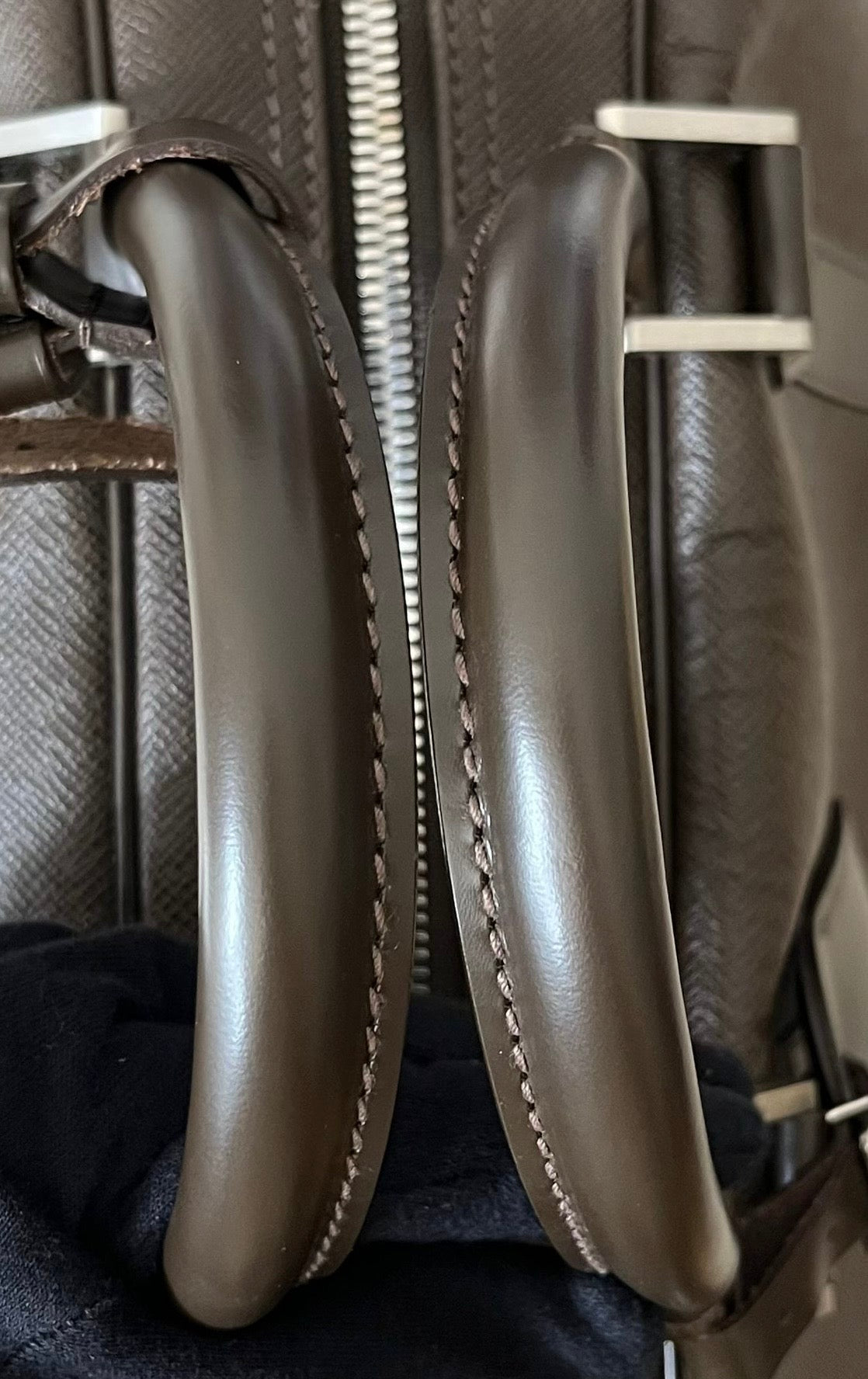 Louis Vuitton Kendall PM Taiga Leder