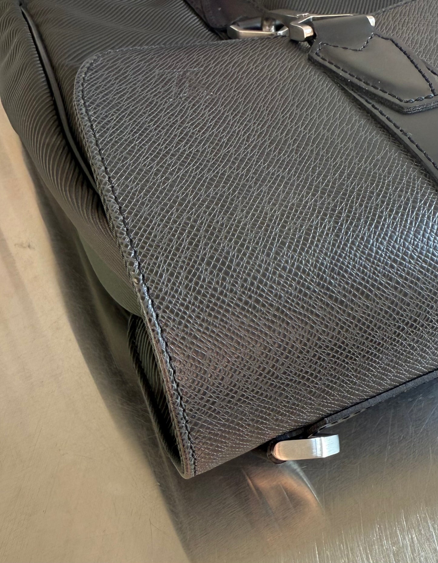 Louis Vuitton Taiga Gibeciere Kleidersack