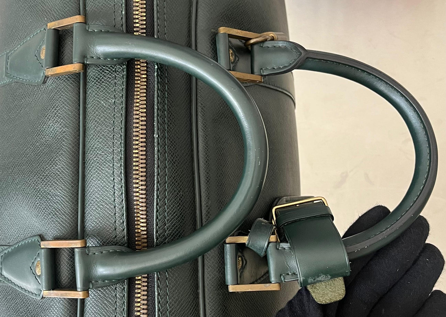 Louis Vuitton Kendall PM Taiga Leder