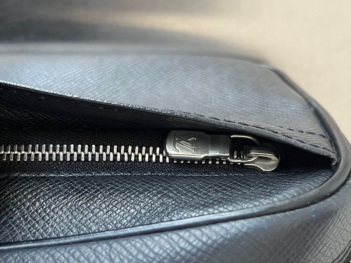 Louis Vuitton Karga Taiga Leder