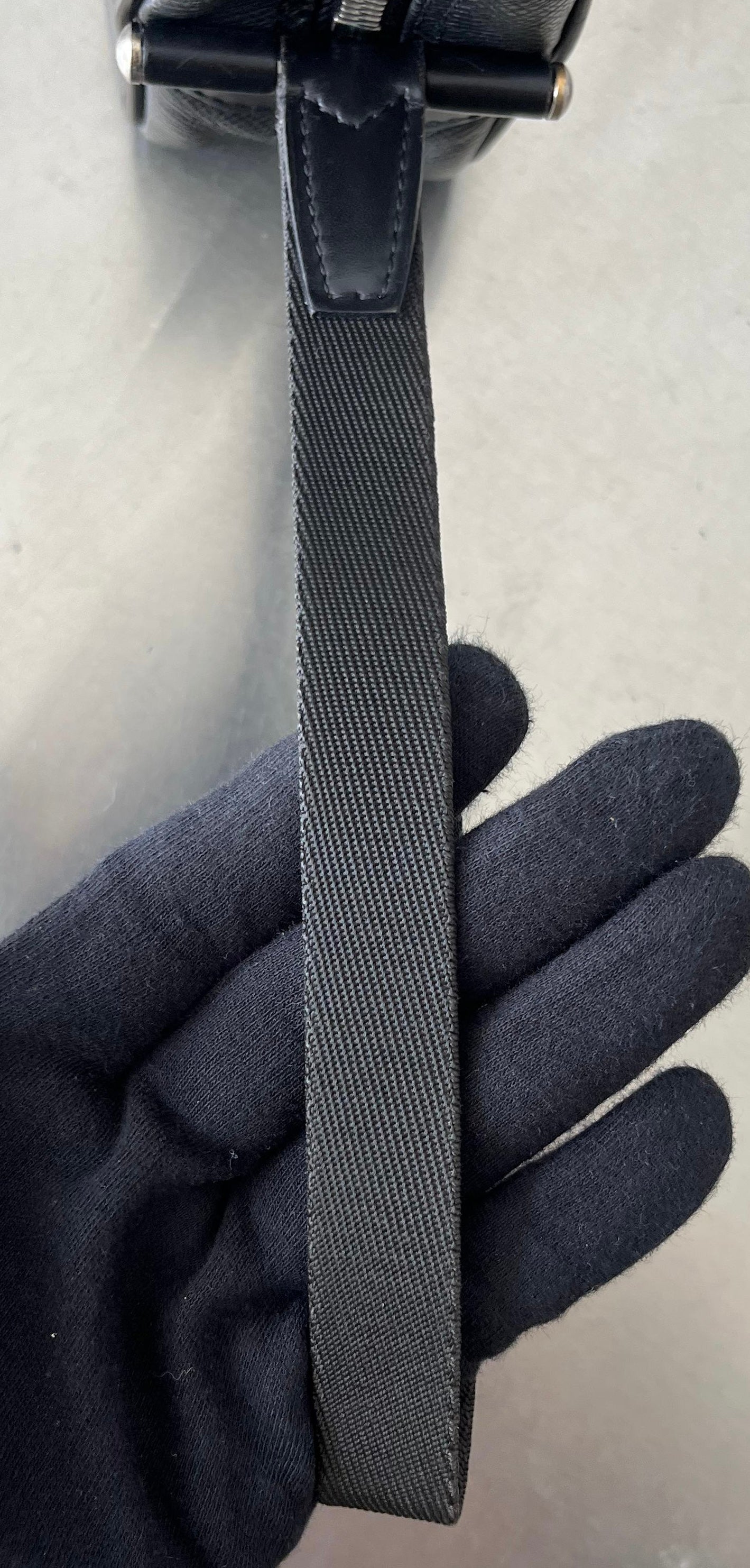 Louis Vuitton Karga Taiga Leder