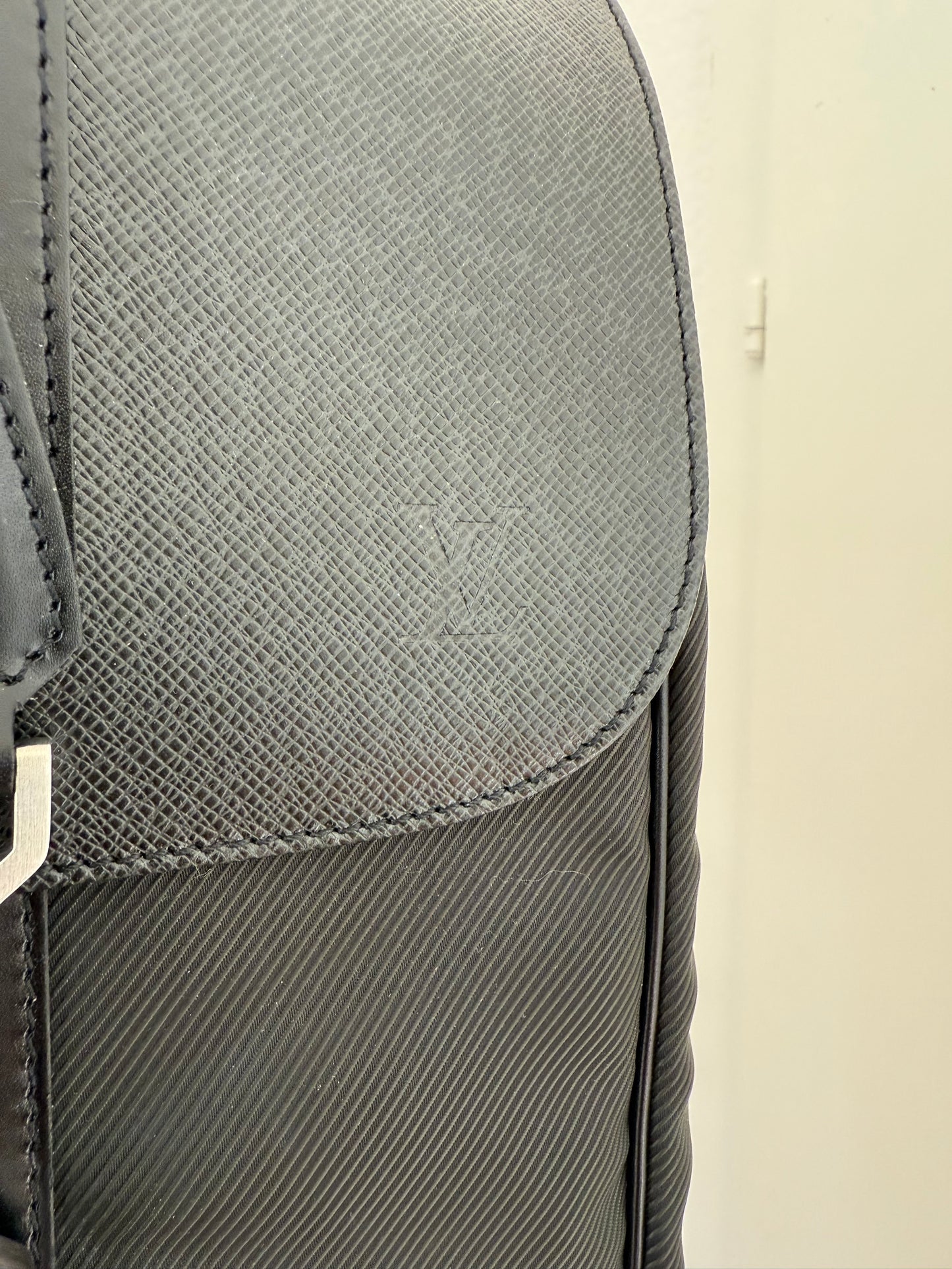 Louis Vuitton Taiga Gibeciere Kleidersack