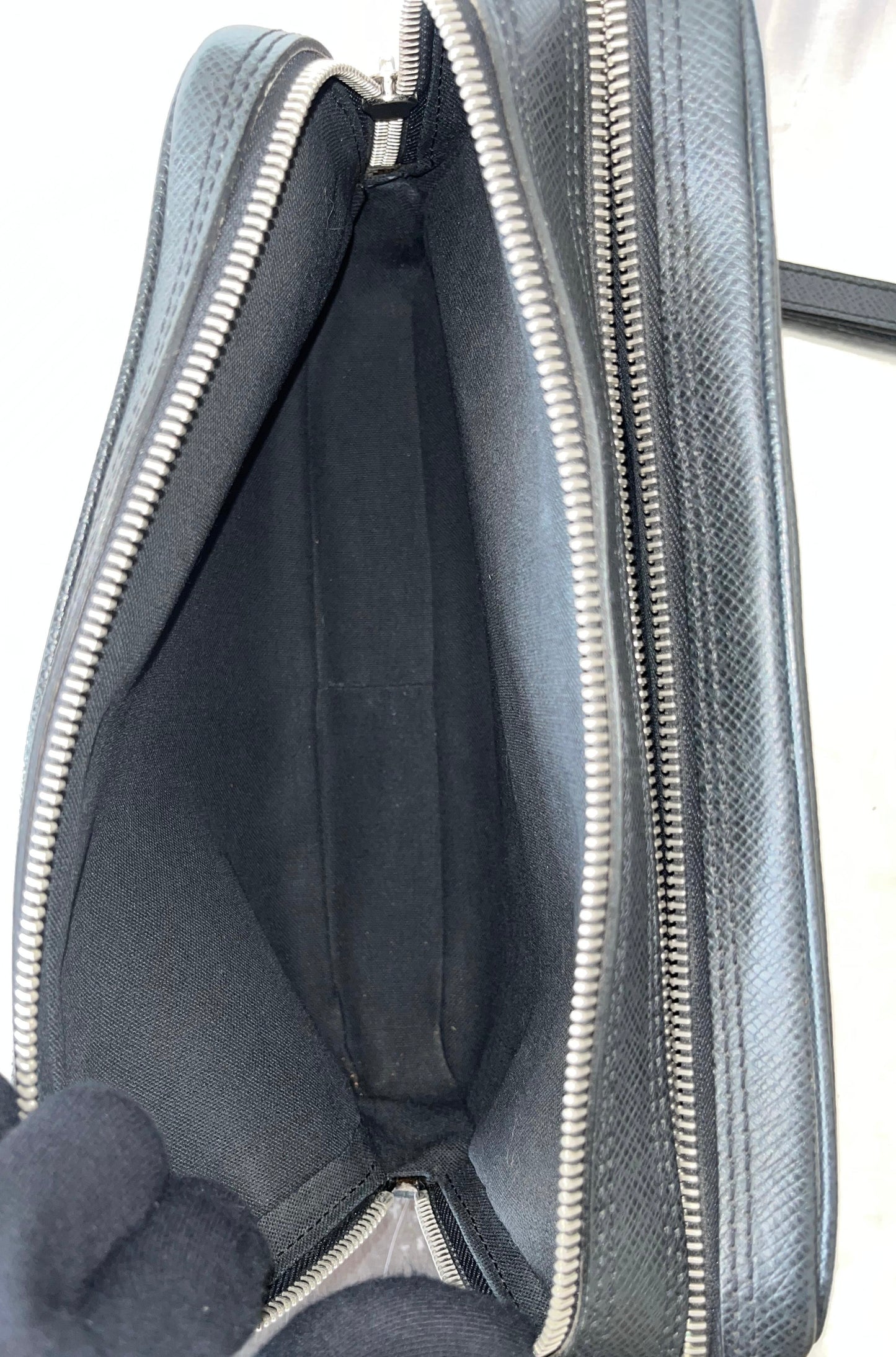 Louis Vuitton Pavel Taiga Leder