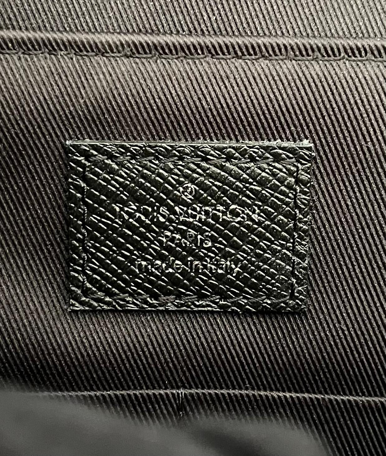 Louis Vuitton Roman MM Taiga Messenger