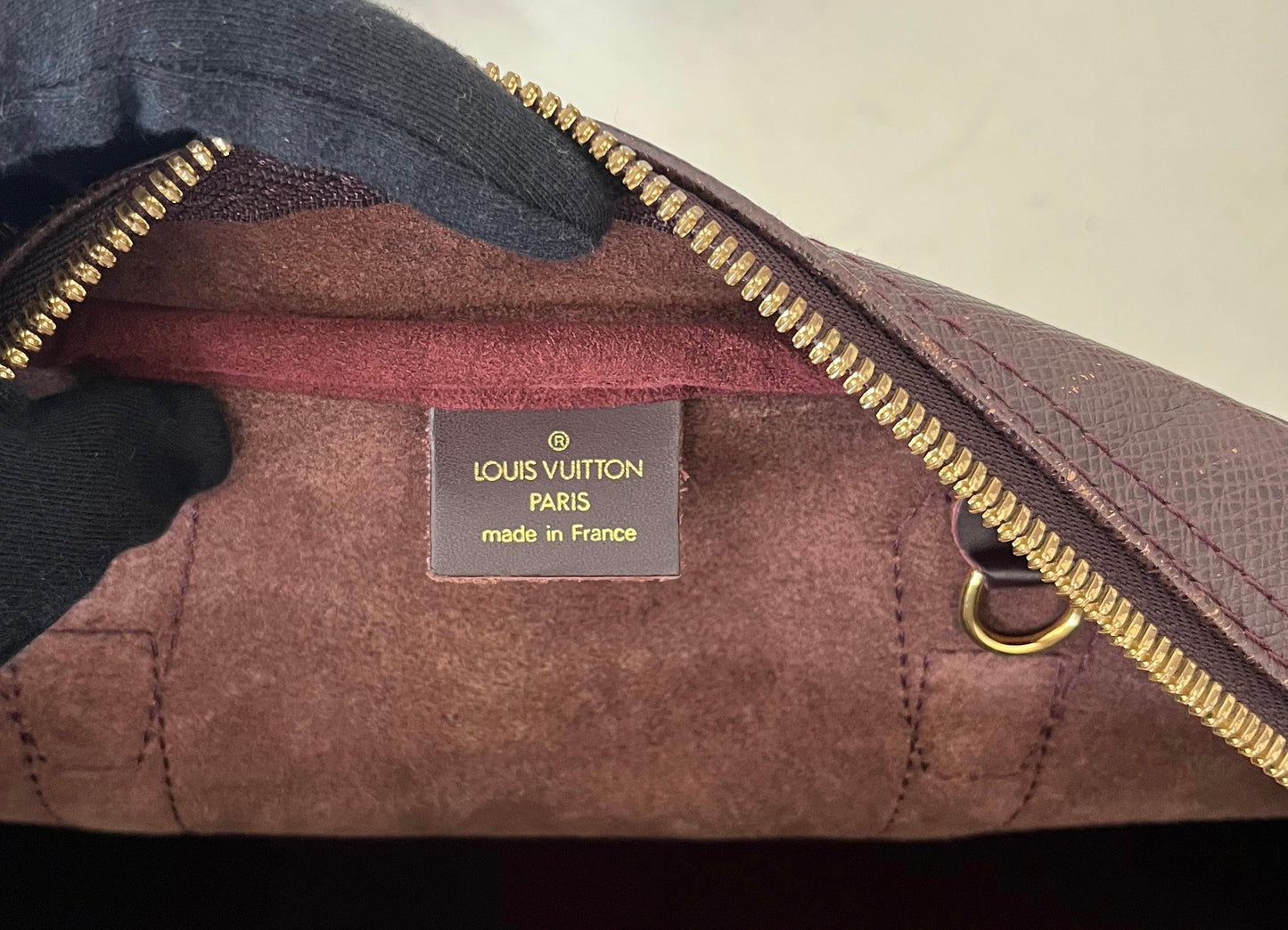 Louis Vuitton Kendall PM Taiga Leder