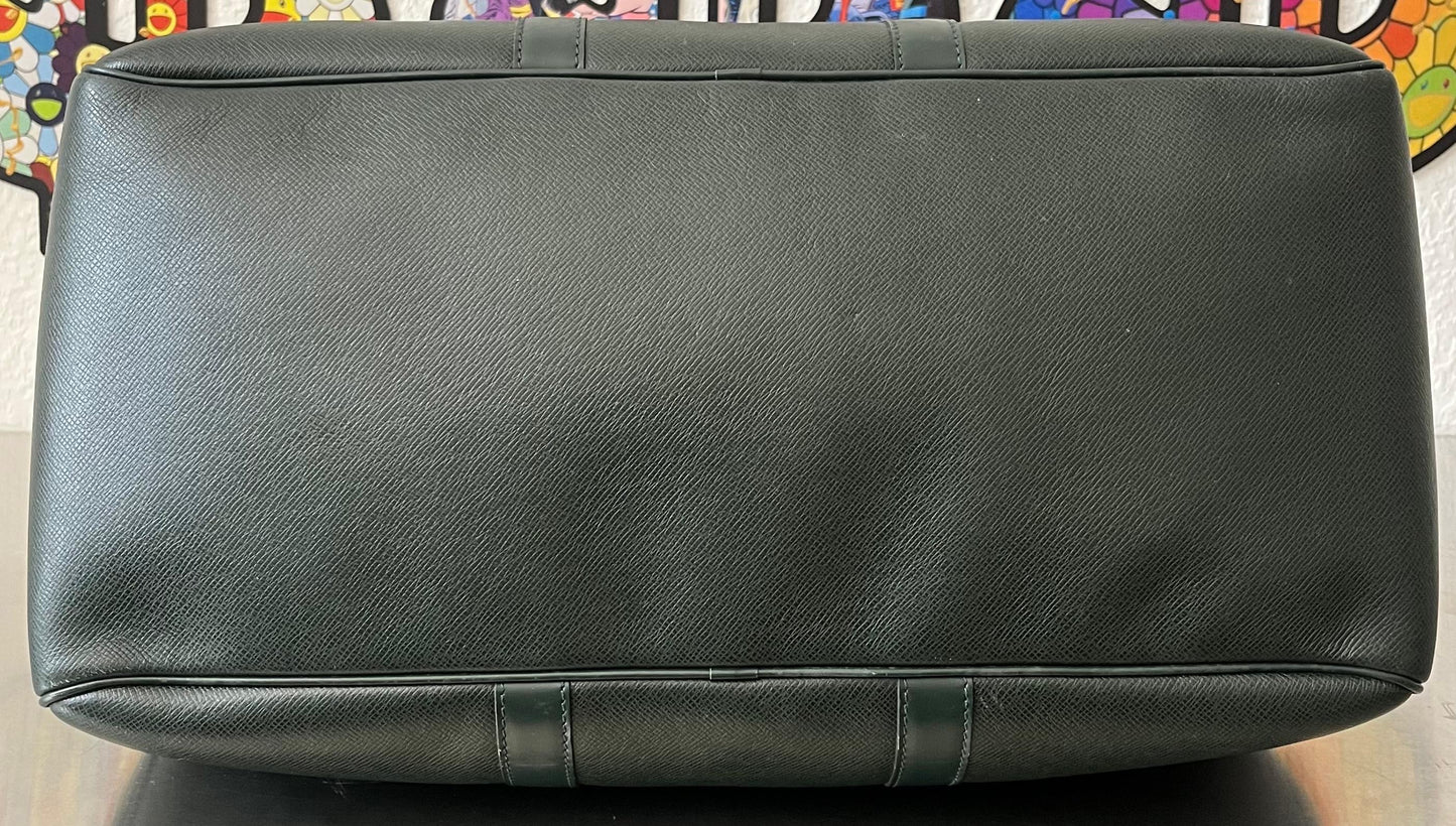 Louis Vuitton Kendall PM Taiga Leder
