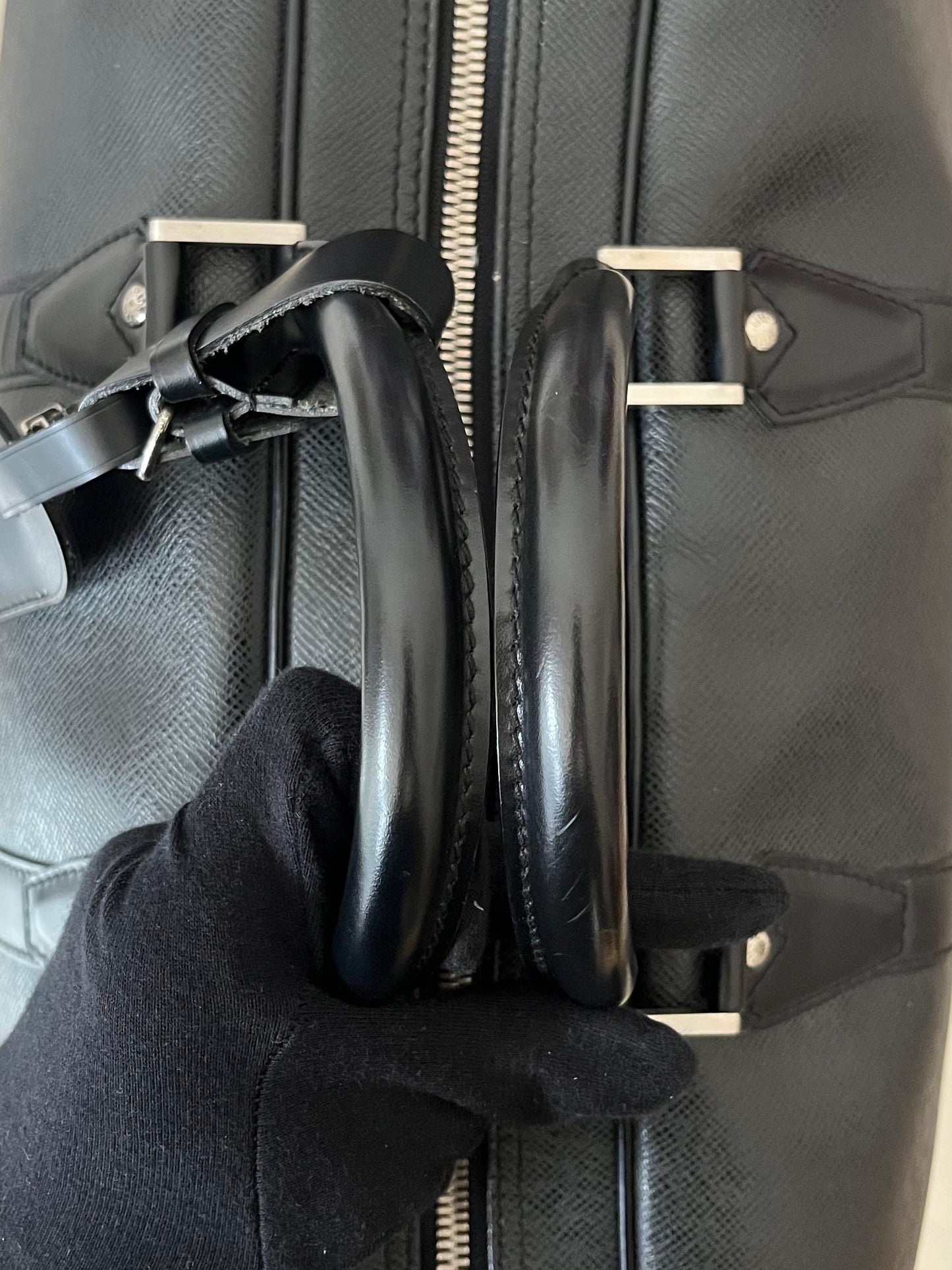 Louis Vuitton Kendall GM Taiga Leder