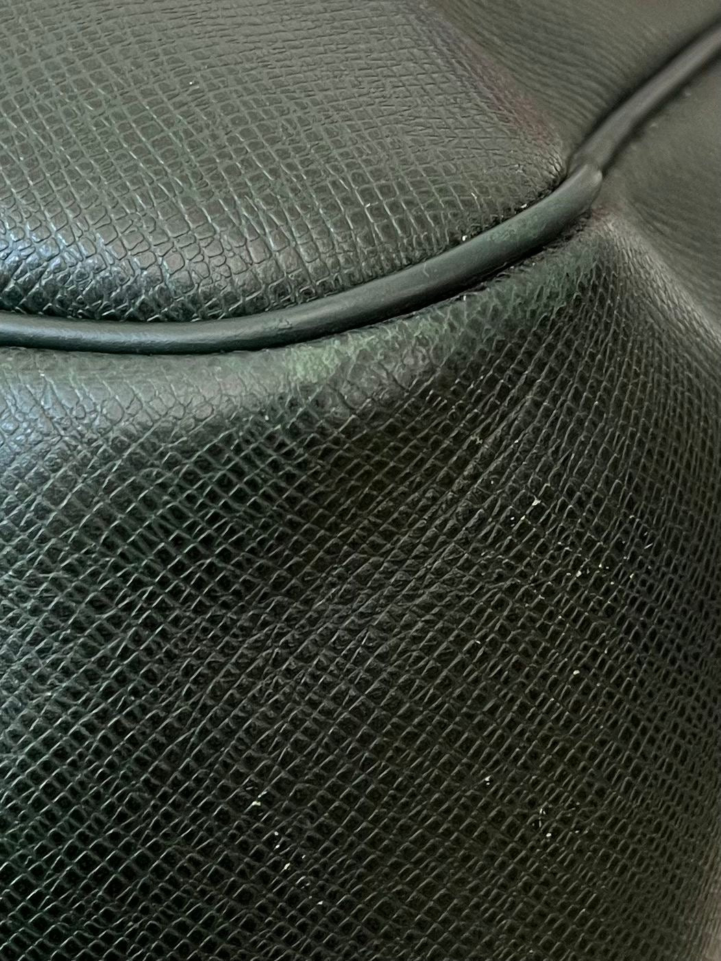 Louis Vuitton Kendall PM Taiga Leder