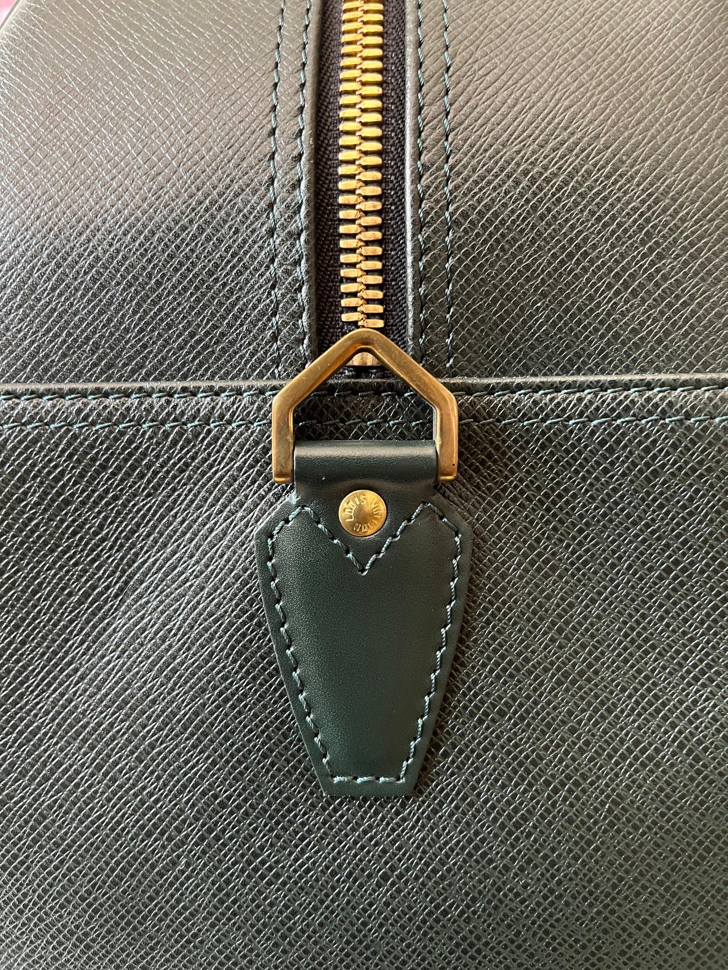 Louis Vuitton Kendall PM Taiga (Dunkelgrün)