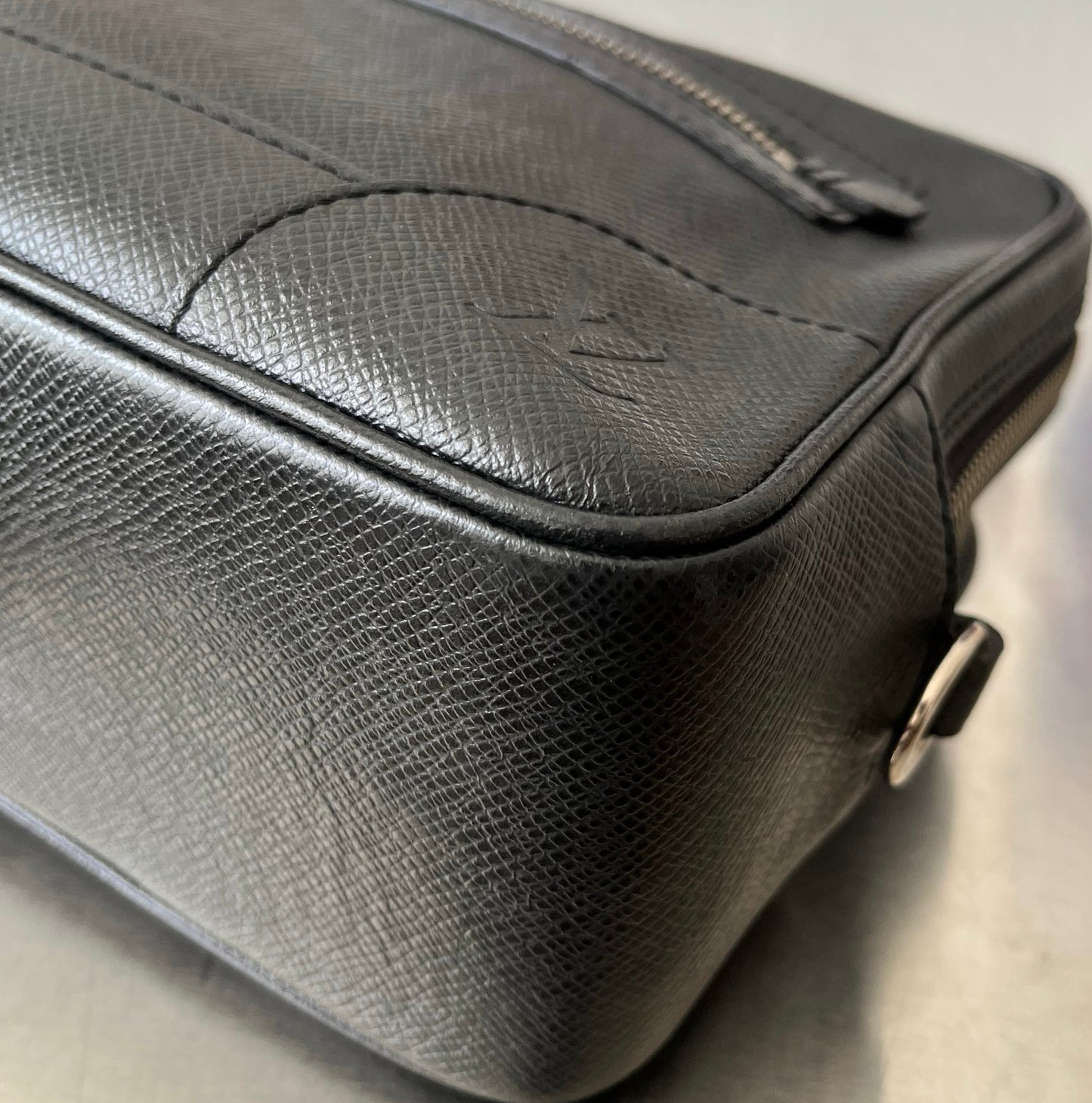 Louis Vuitton Pavel Taiga Leder