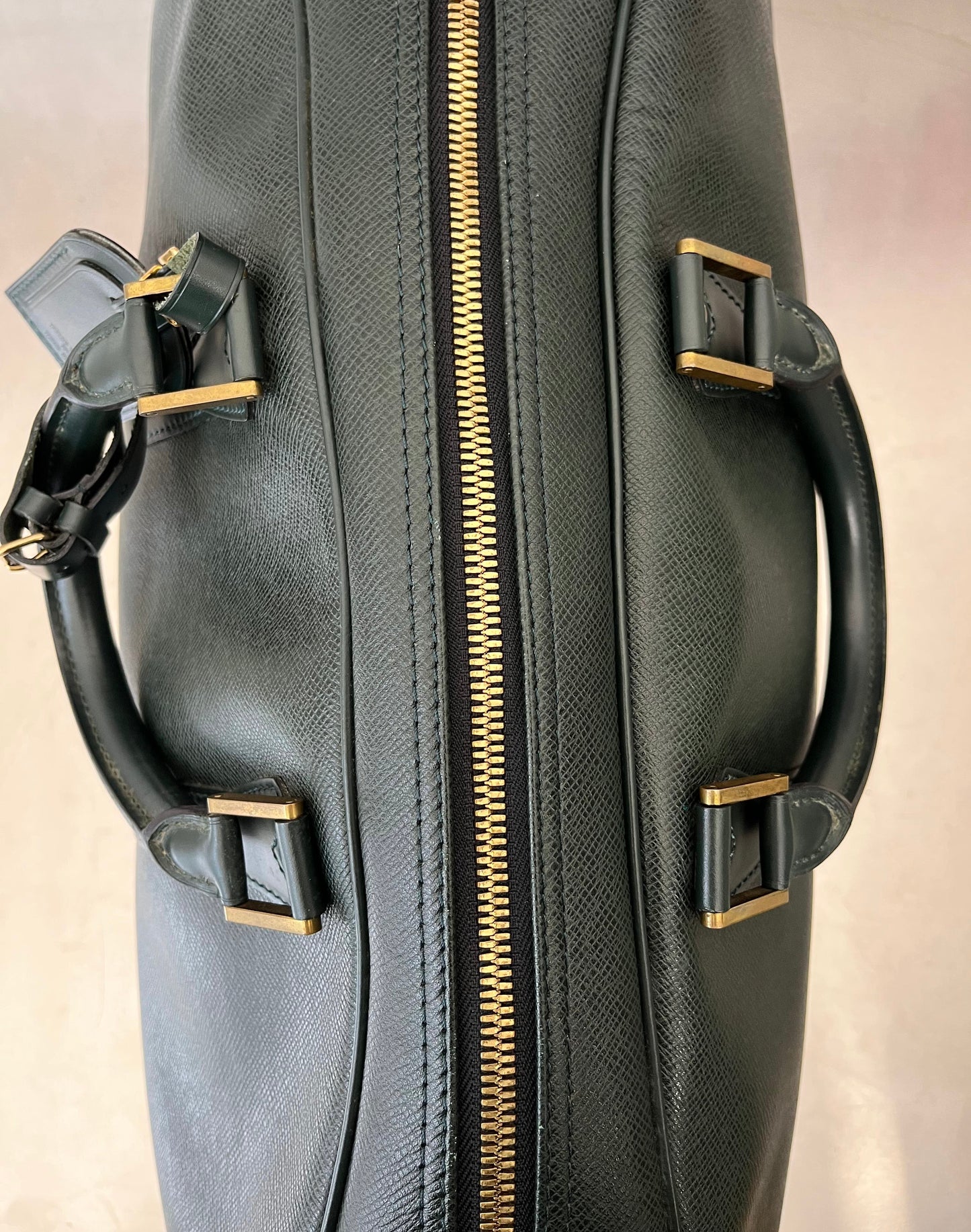 Louis Vuitton Kendall PM Taiga Leder