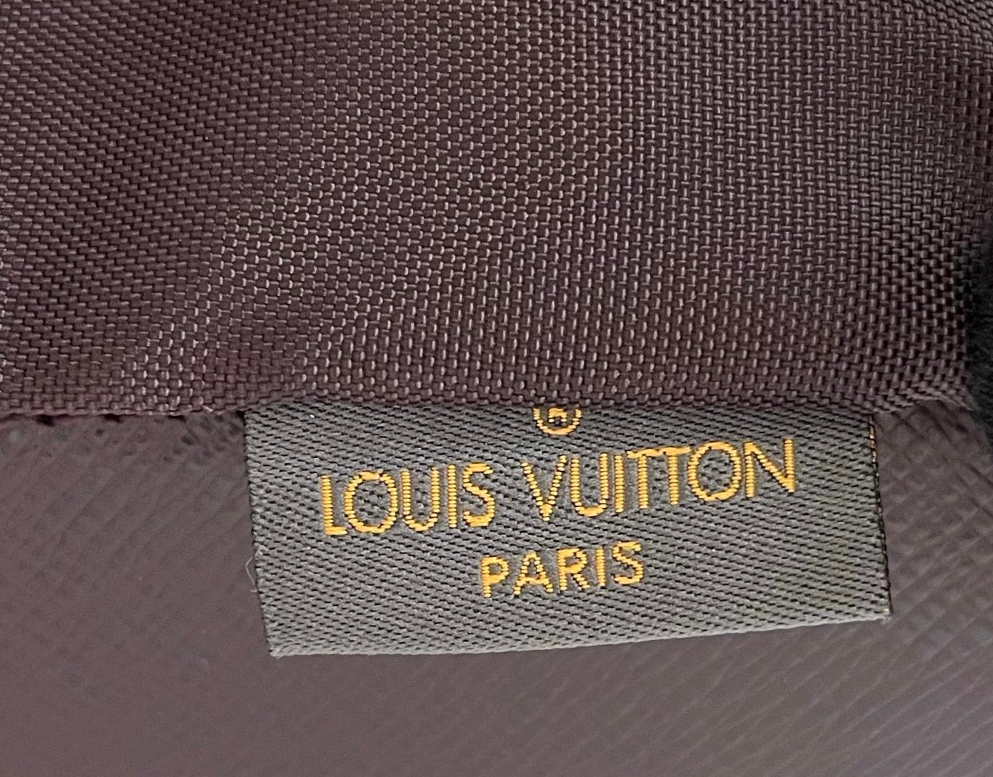 Louis Vuitton Helanga Taiga