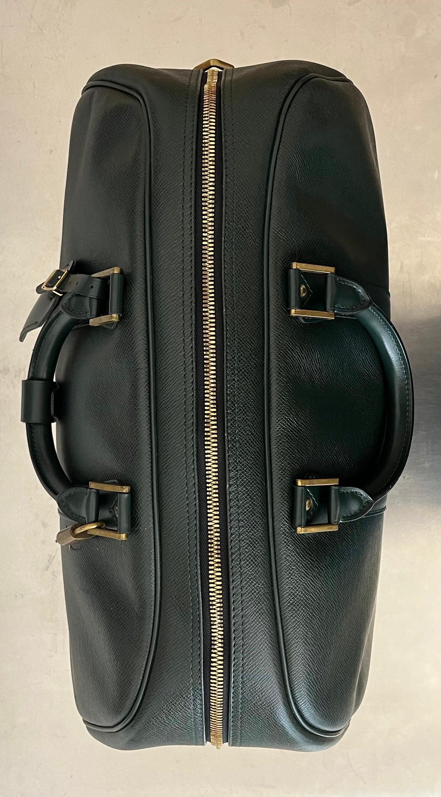 Louis Vuitton Kendall PM Taiga Leder