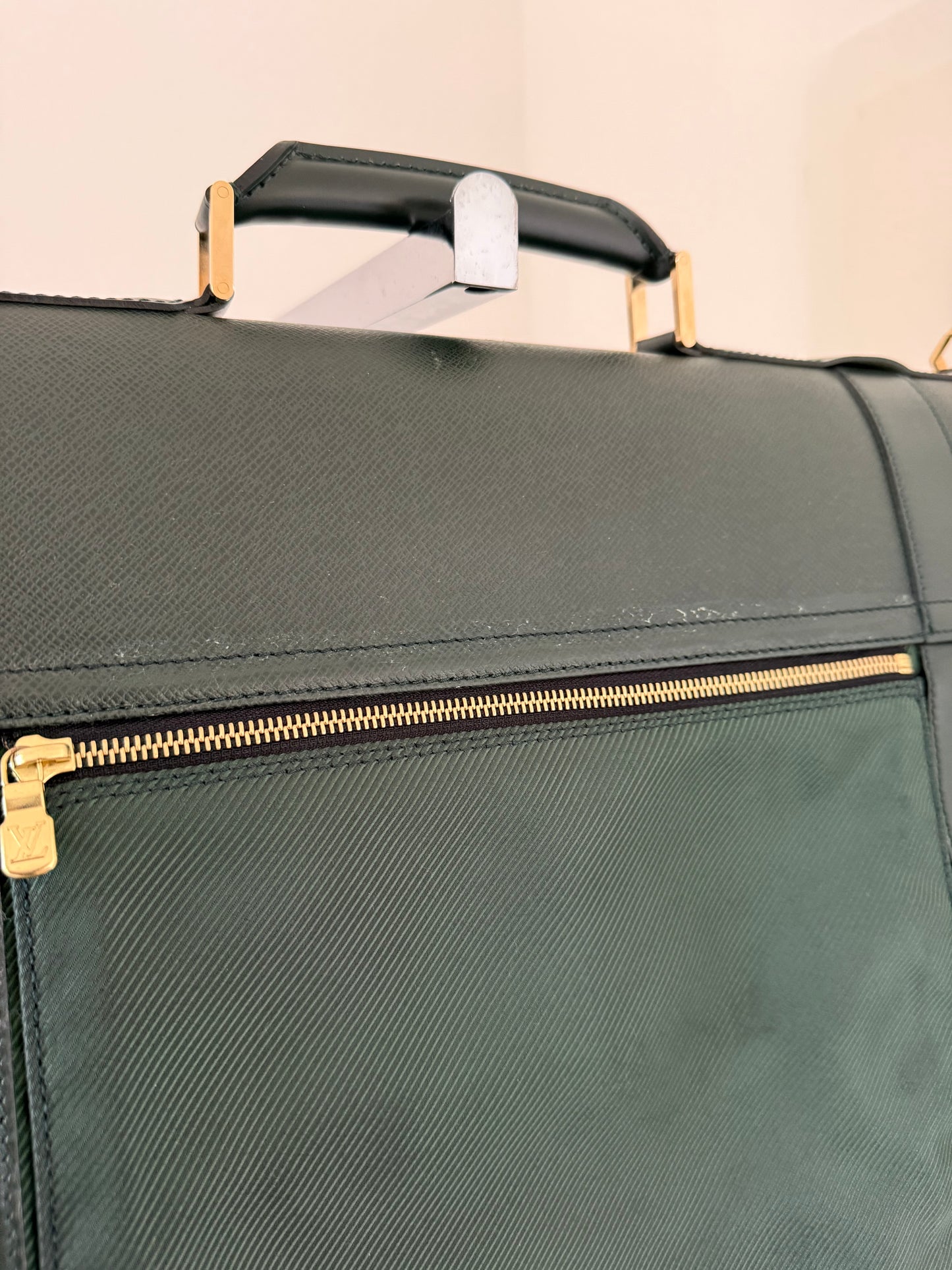 Louis Vuitton Taiga Gibeciere Kleidersack