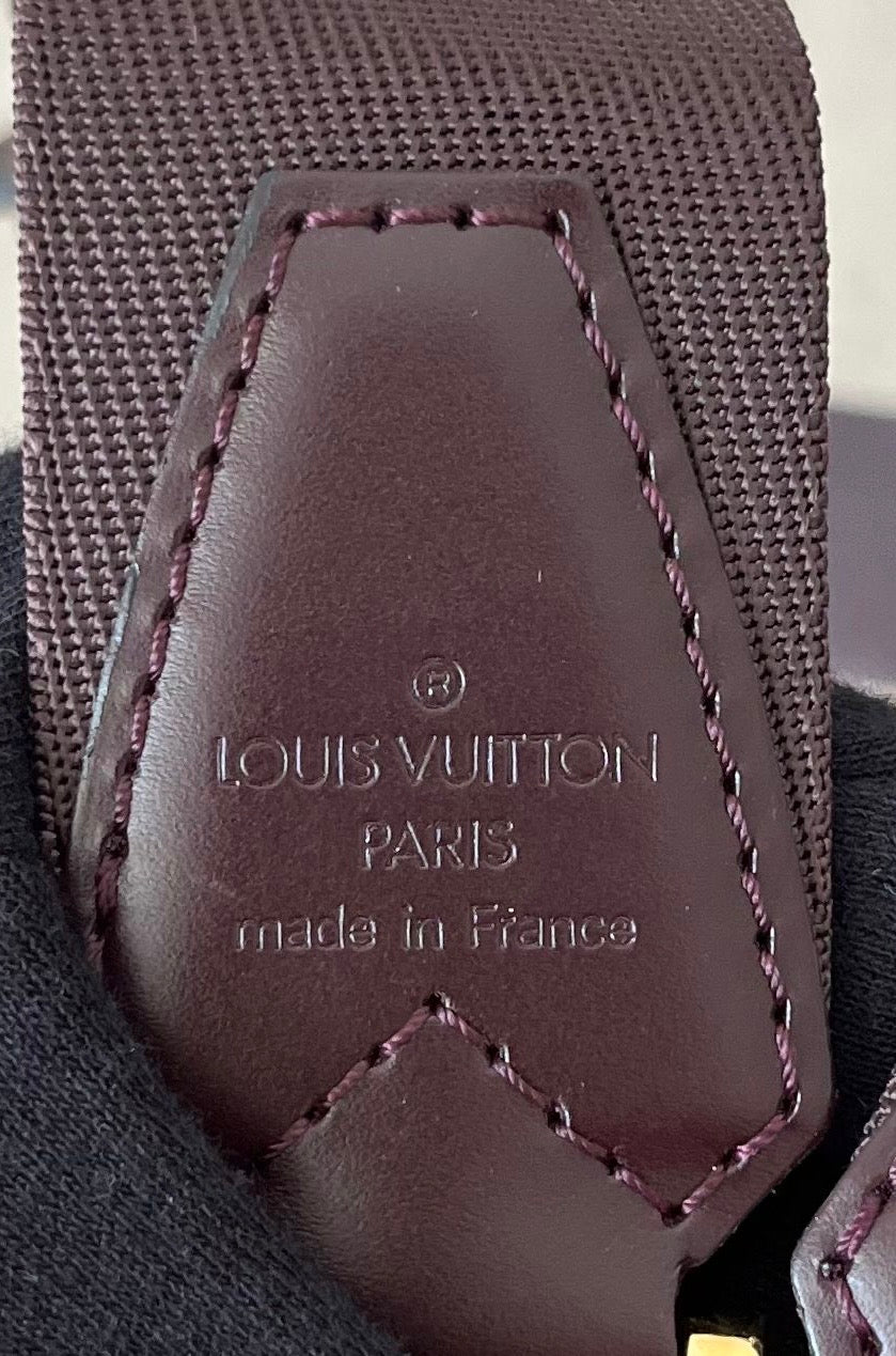 Louis Vuitton Kendall PM Taiga Leder